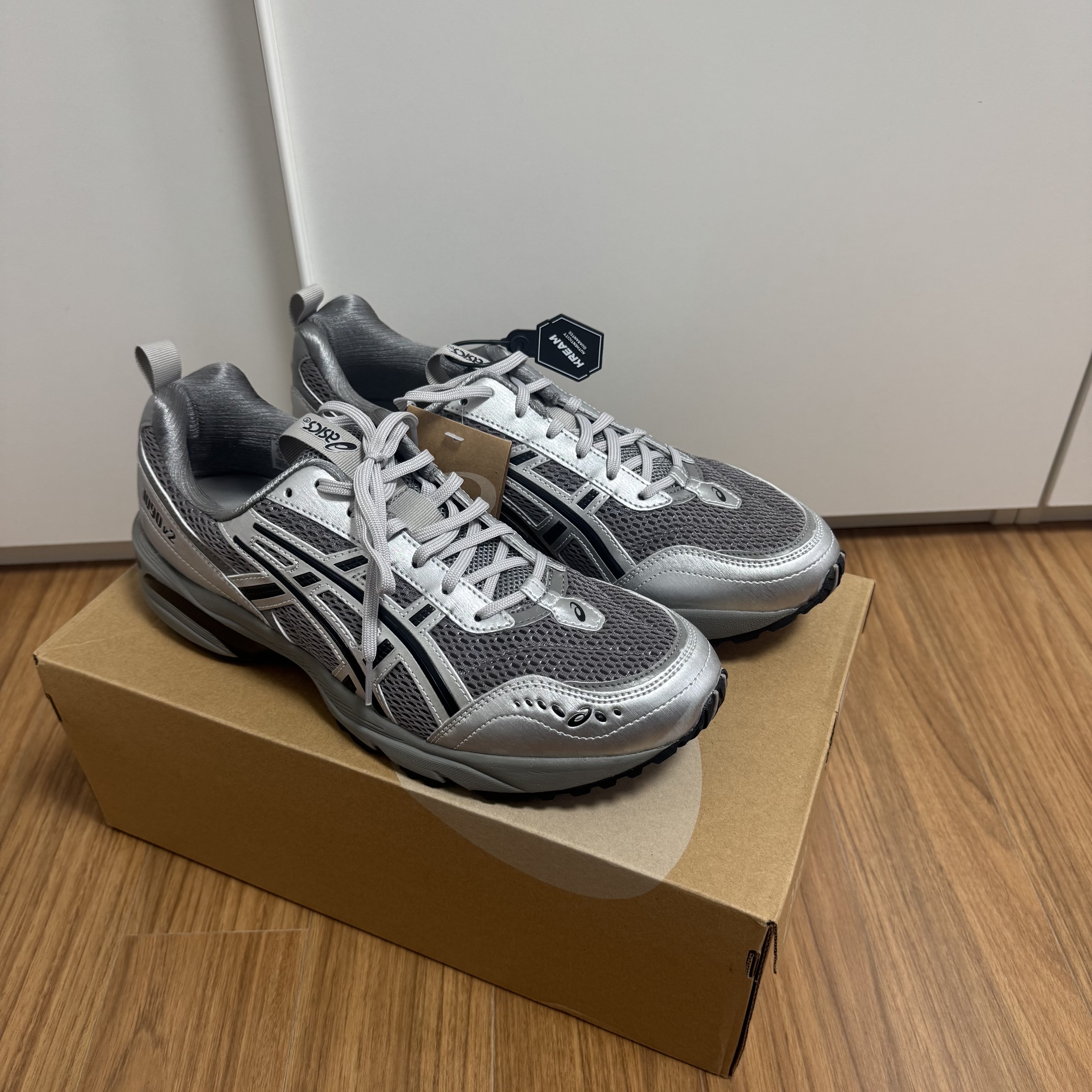 구아어 아식스 x 프레자 위워 젤 1090 V2 클레이 그레이 퓨어 실버 | Asics