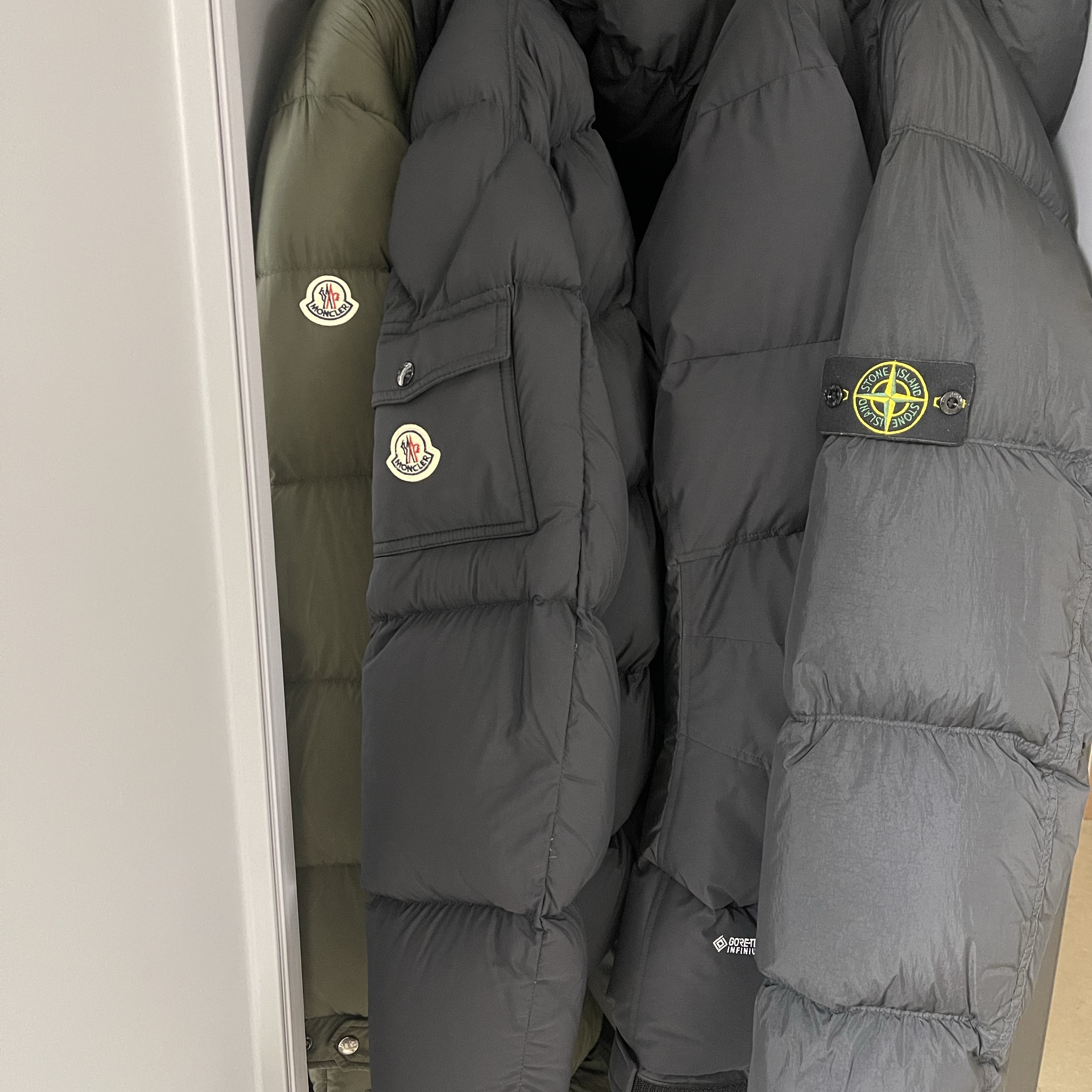 Stone Island 70123 Crinkle Reps R-NY Wind Resistant Down Parka Black - 24FW, Moncler Harel Reversible Long Down Jacket Black - 22FW 착용 스타일