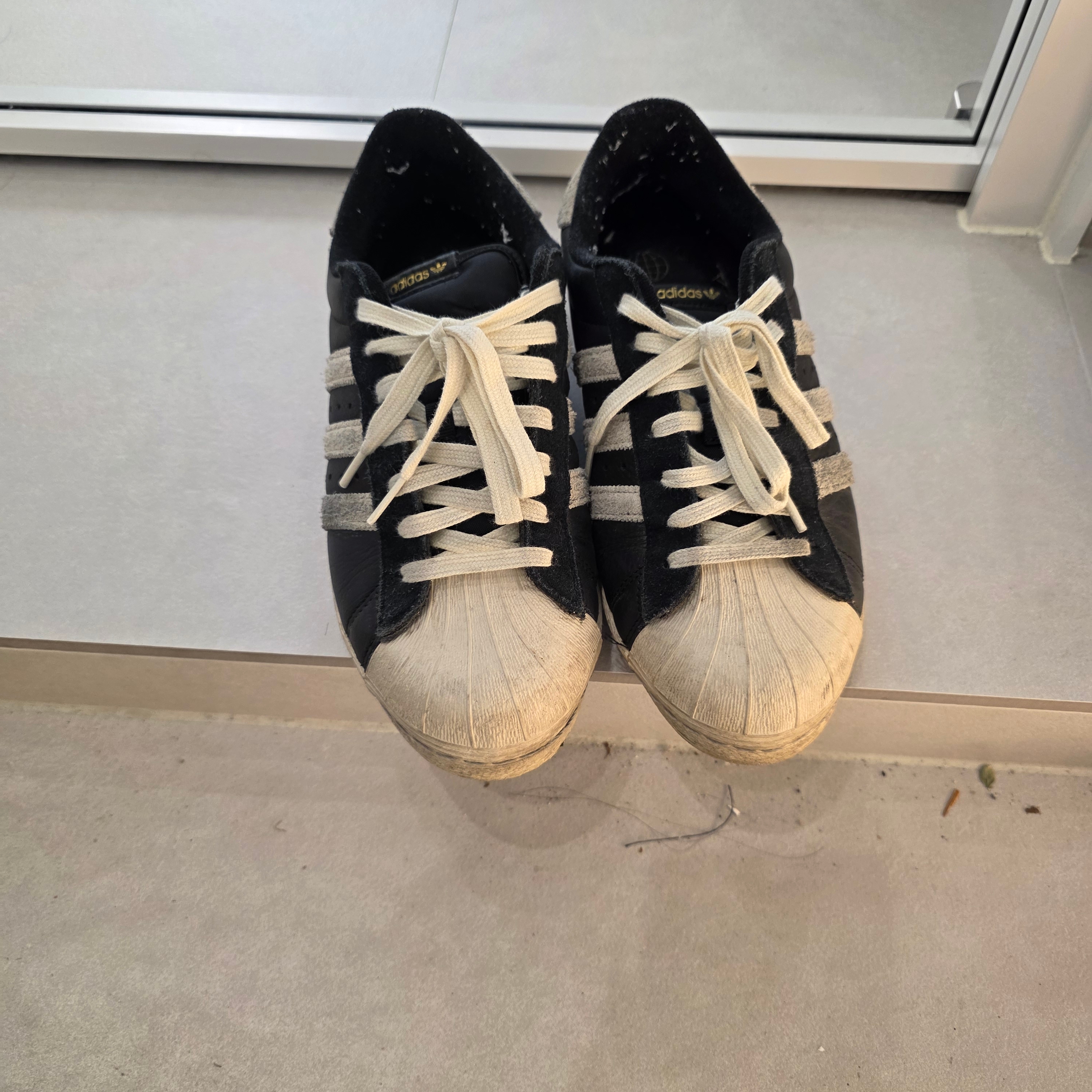 Adidas Superstar 82 Black White 착용 스타일