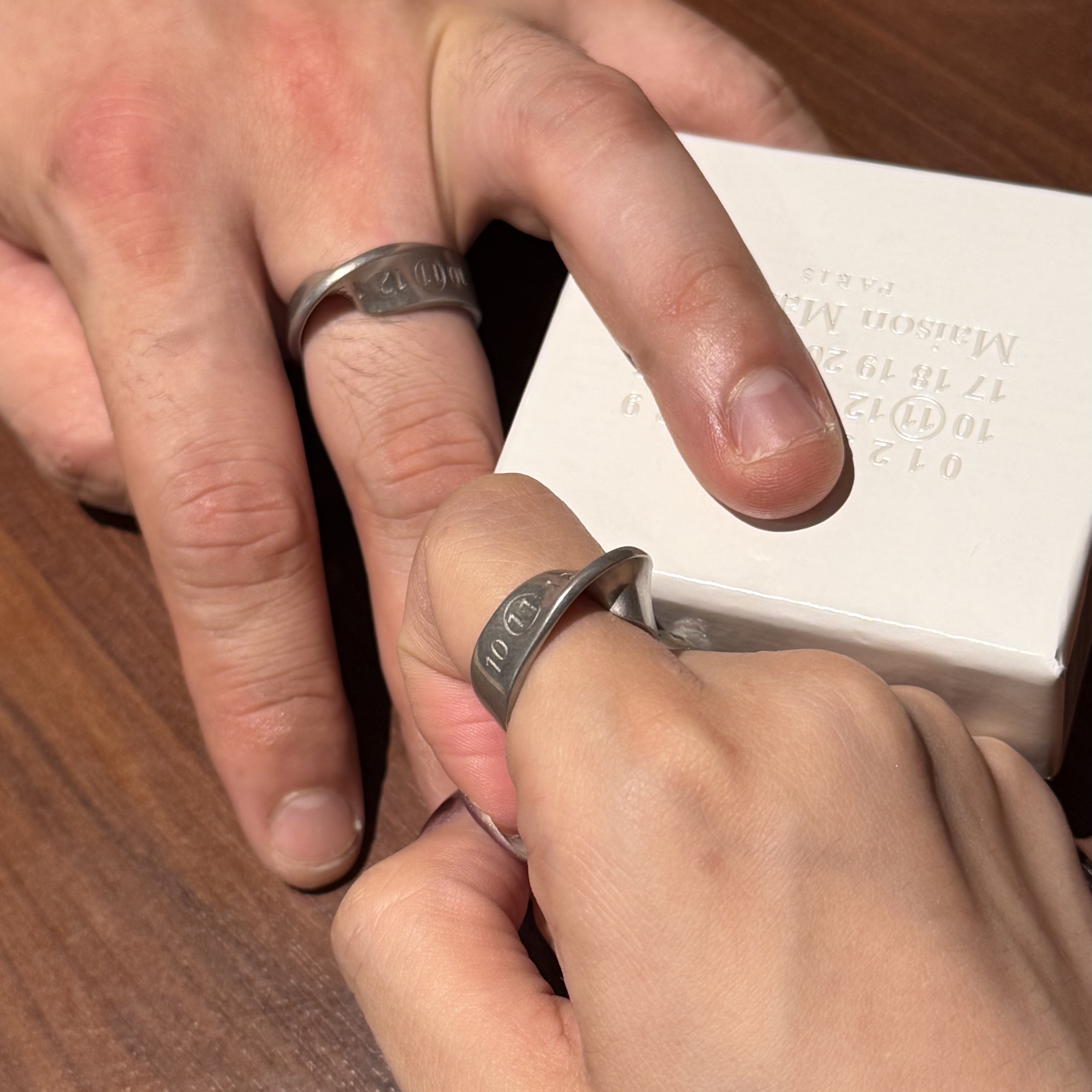 Maison Margiela Number Logo Twist Ring Silver 착용 스타일