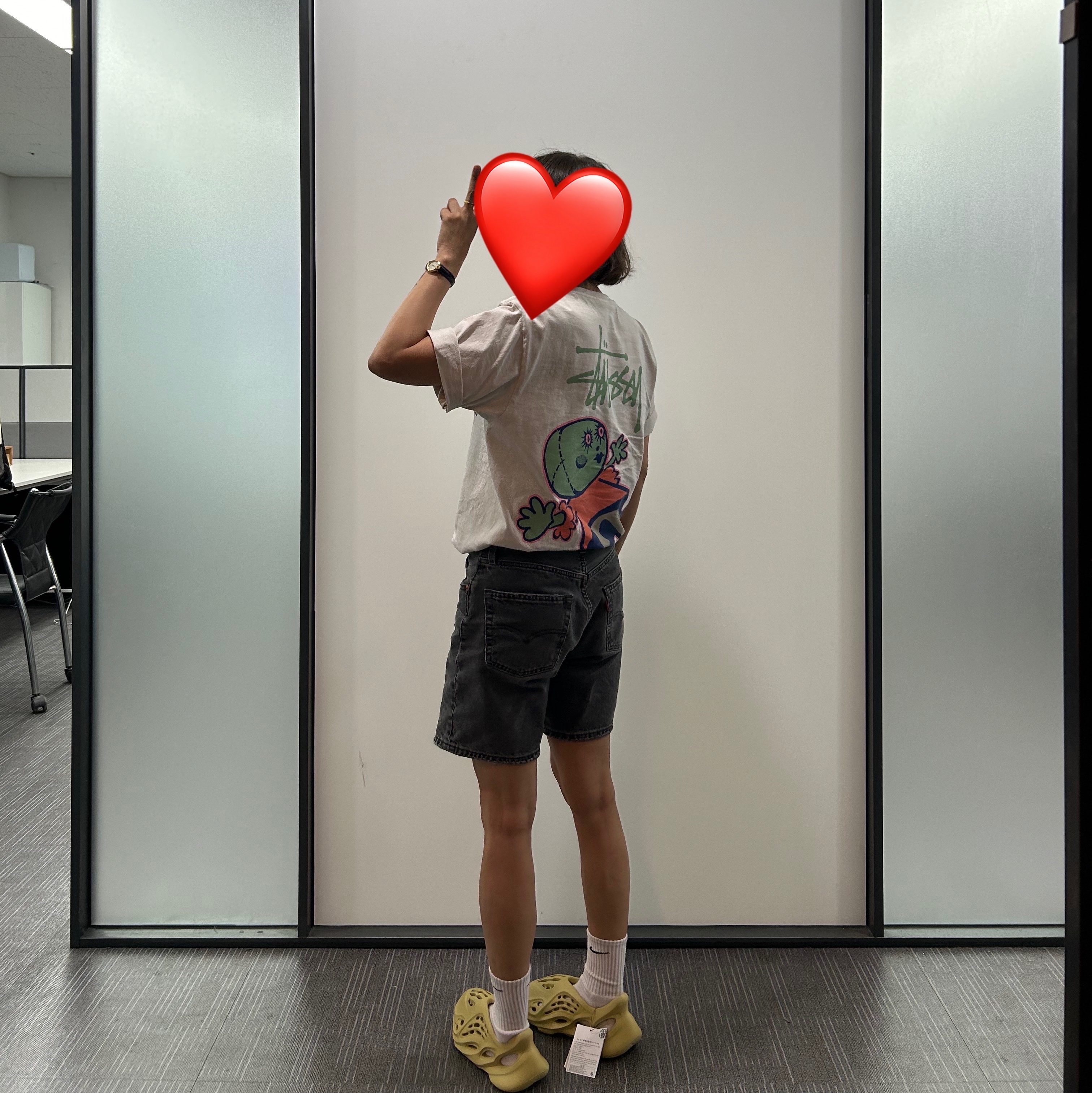 Adidas Yeezy Foam RNNR Sulfur 착용 스타일