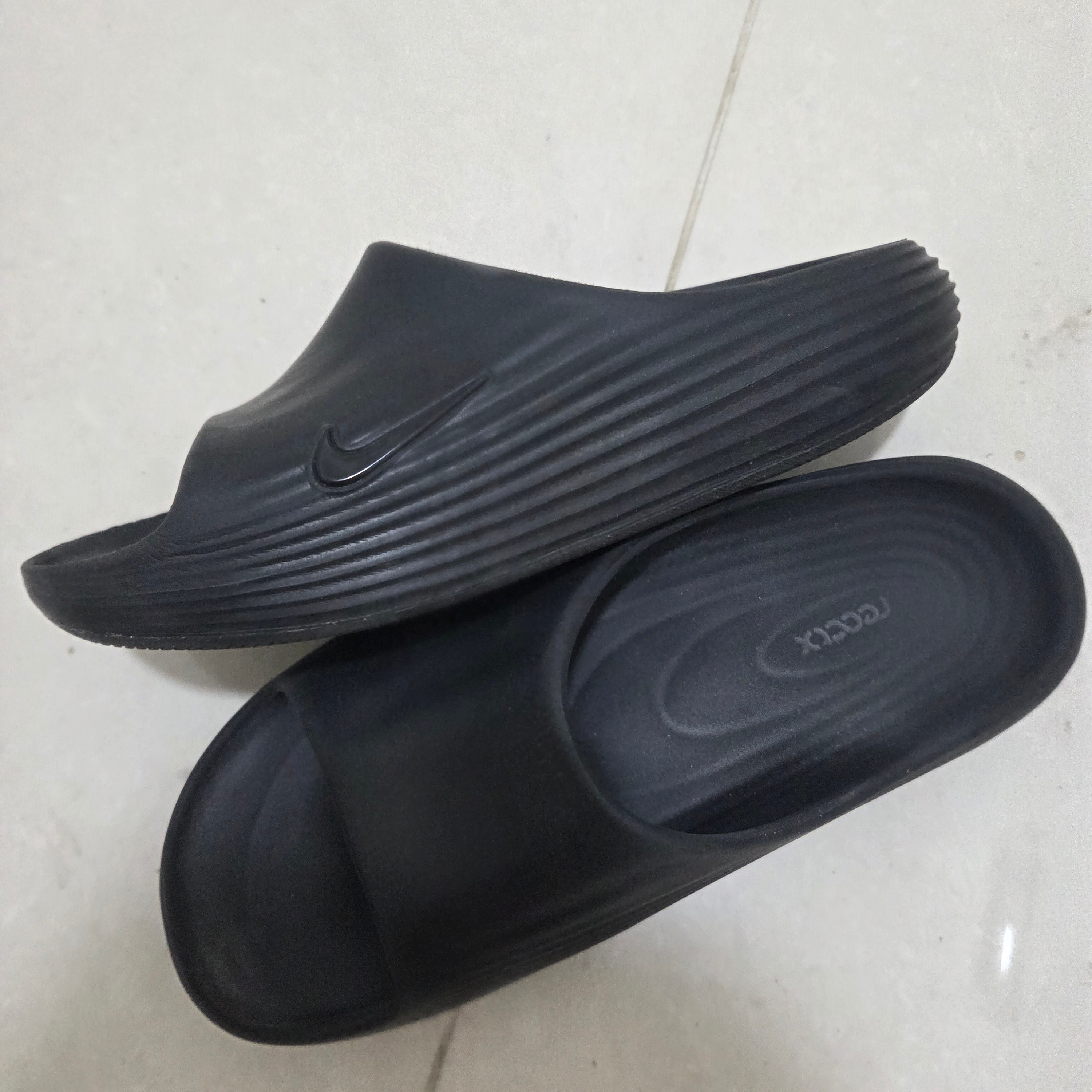 Nike ReactX Rejuven8 Slide Black 착용 스타일