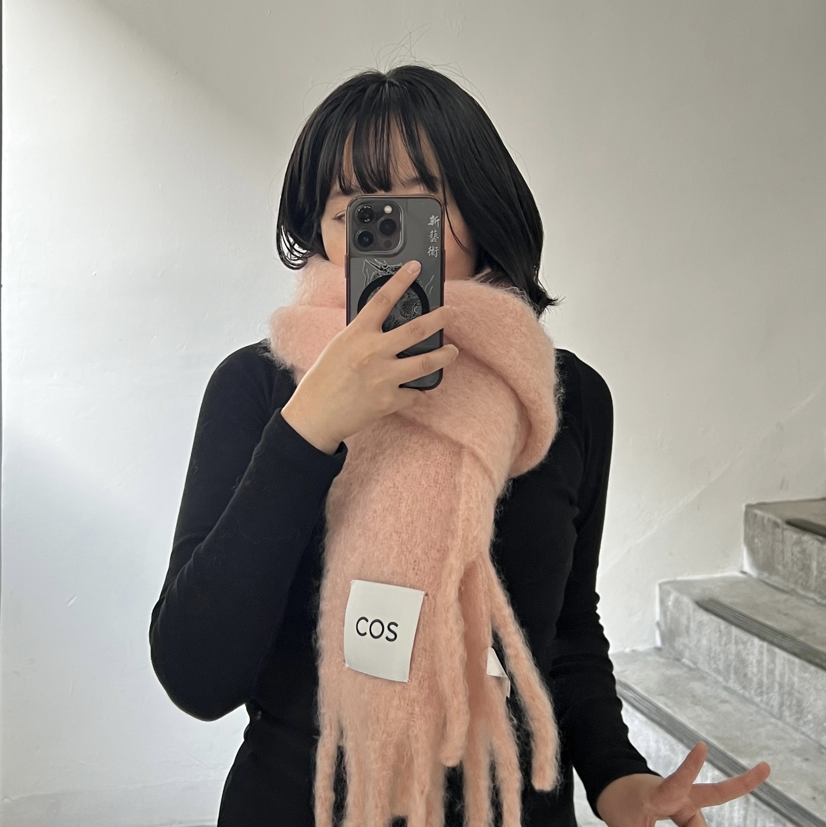 COS Fringe Brushed Mohair Muffler Apricot 착용 스타일 - 2