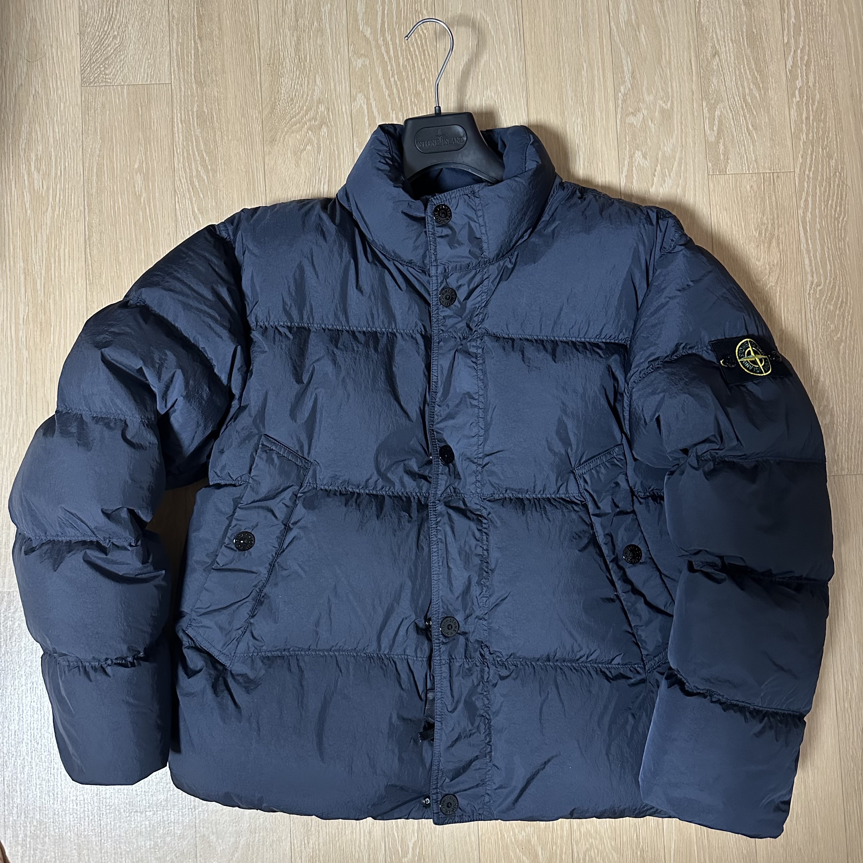 Stone Island 4100010 Crinkle Reps NY Recycled Nylon Down Jacket with Wind Resistant Navy Blue - 25FW 착용 스타일