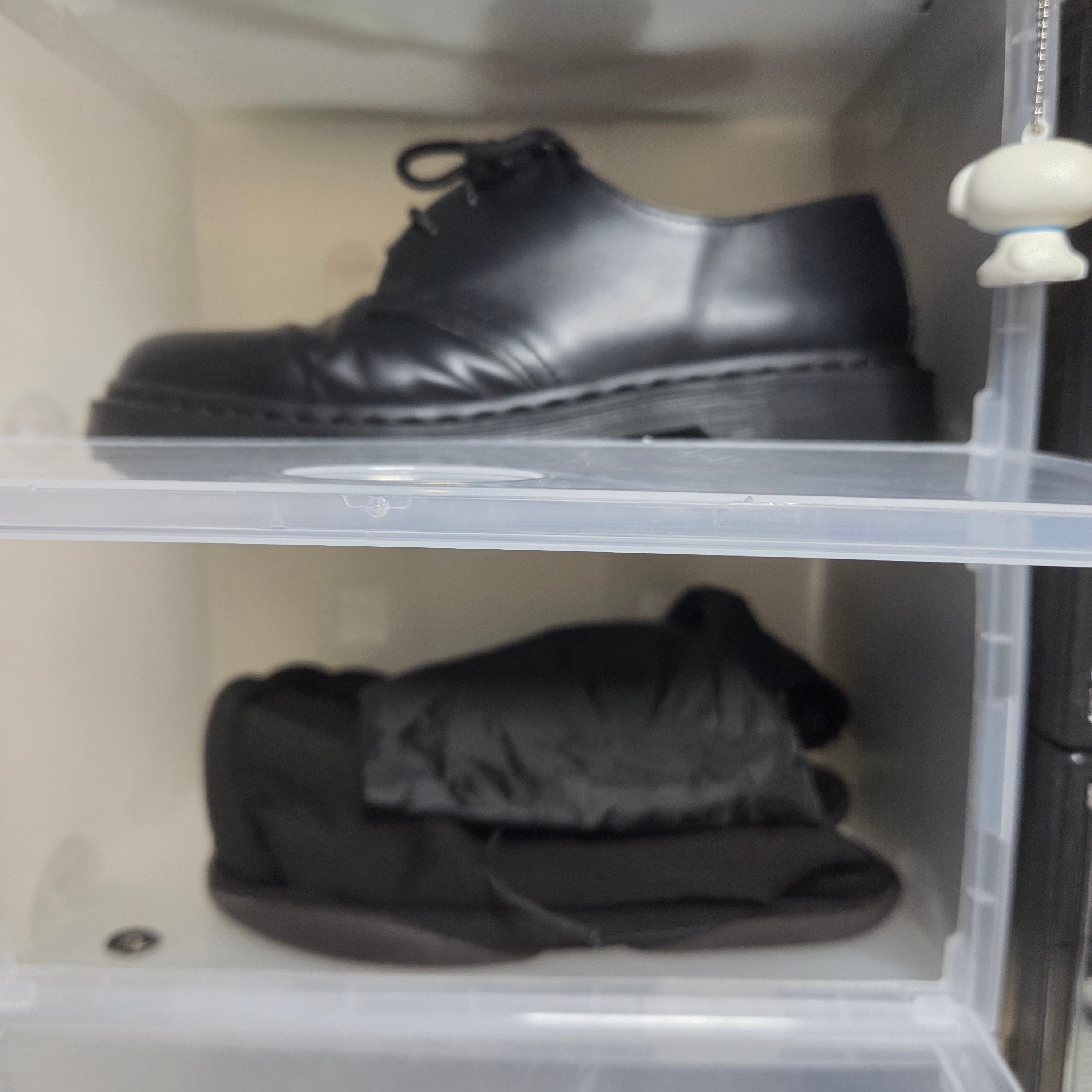 Yeezy YZY Pods Black, Dr. Martens 1461 Mono Black 착용 스타일