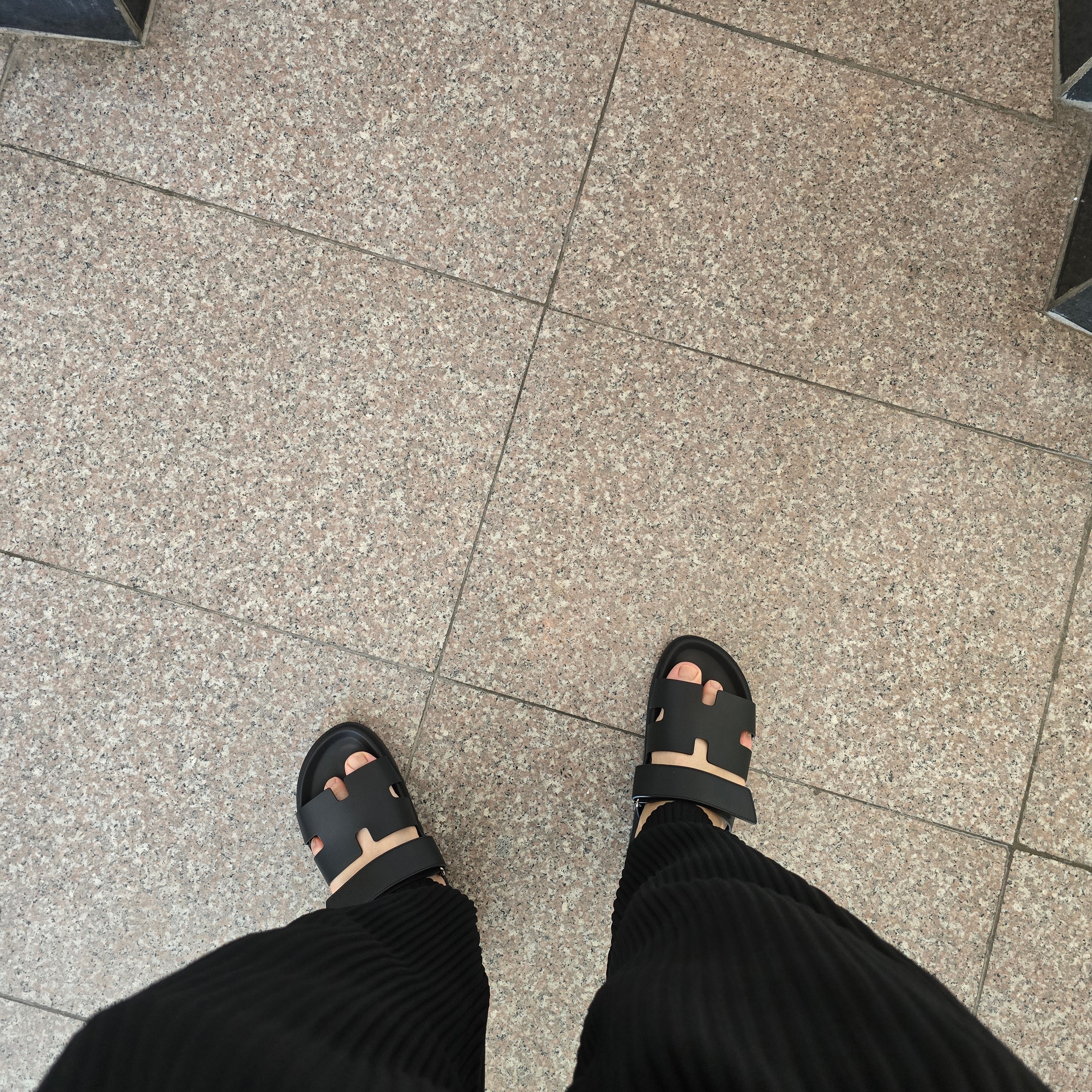 Hermes Chypre Sandal Calfskin & Noir 착용 스타일 - 2
