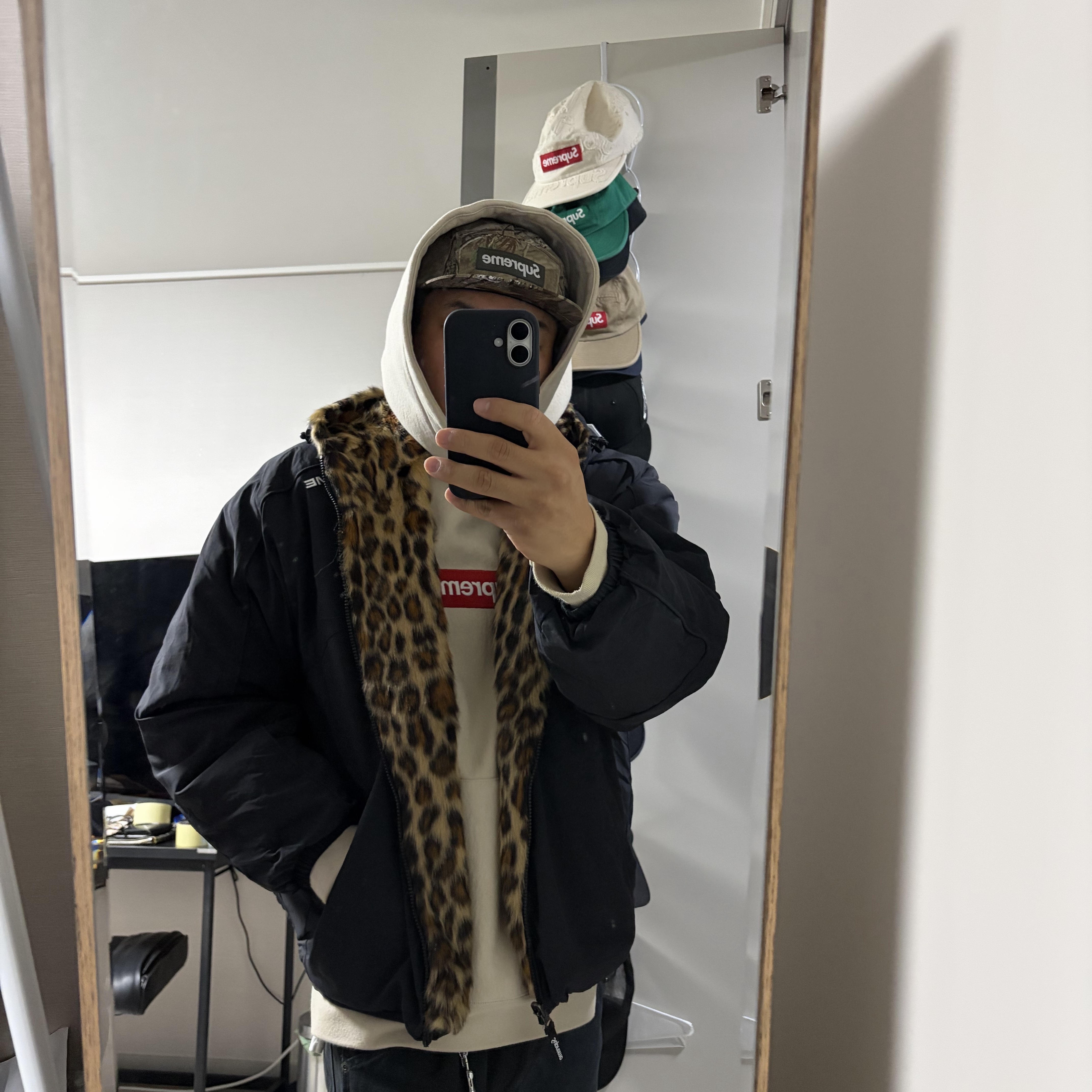 Supreme Faux Fur Reversible Hooded Track Jacket Black - 25SS, Supreme Gore-Tex Zip Pocket Camp Cap Realtree AP Camo - 25FW 착용 스타일 - 1