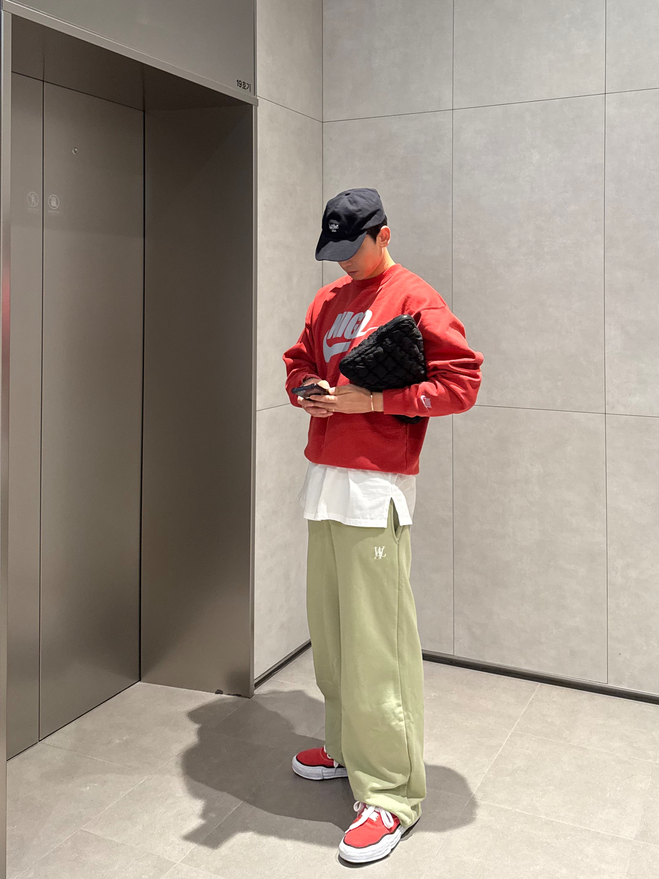 Nike x Nigo Fleece Crewneck Sweatshirt Gym Red (FV5941-687) 착용 스타일 - 1