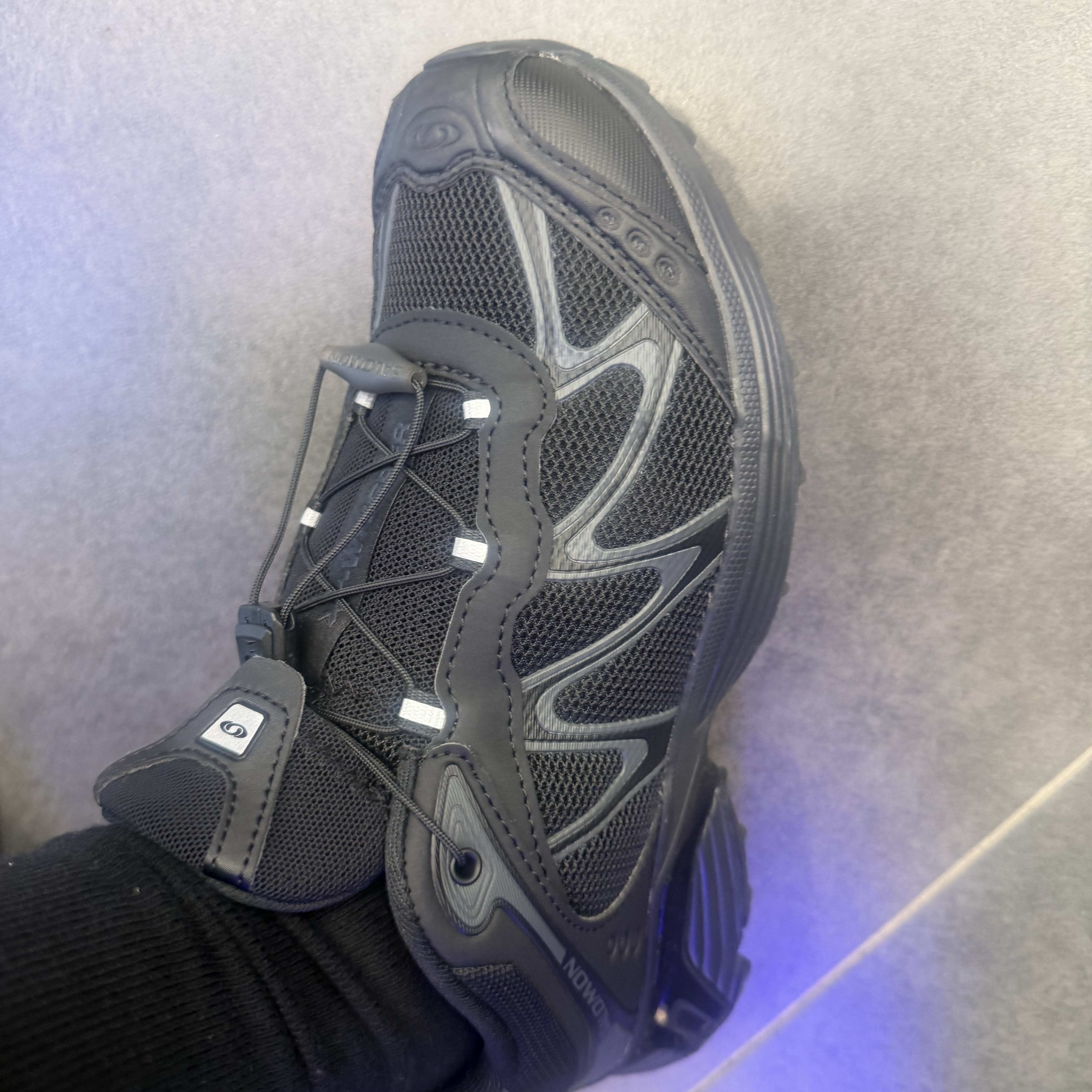 Salomon XT-Whisper Black Asphalt 착용 스타일 - 2