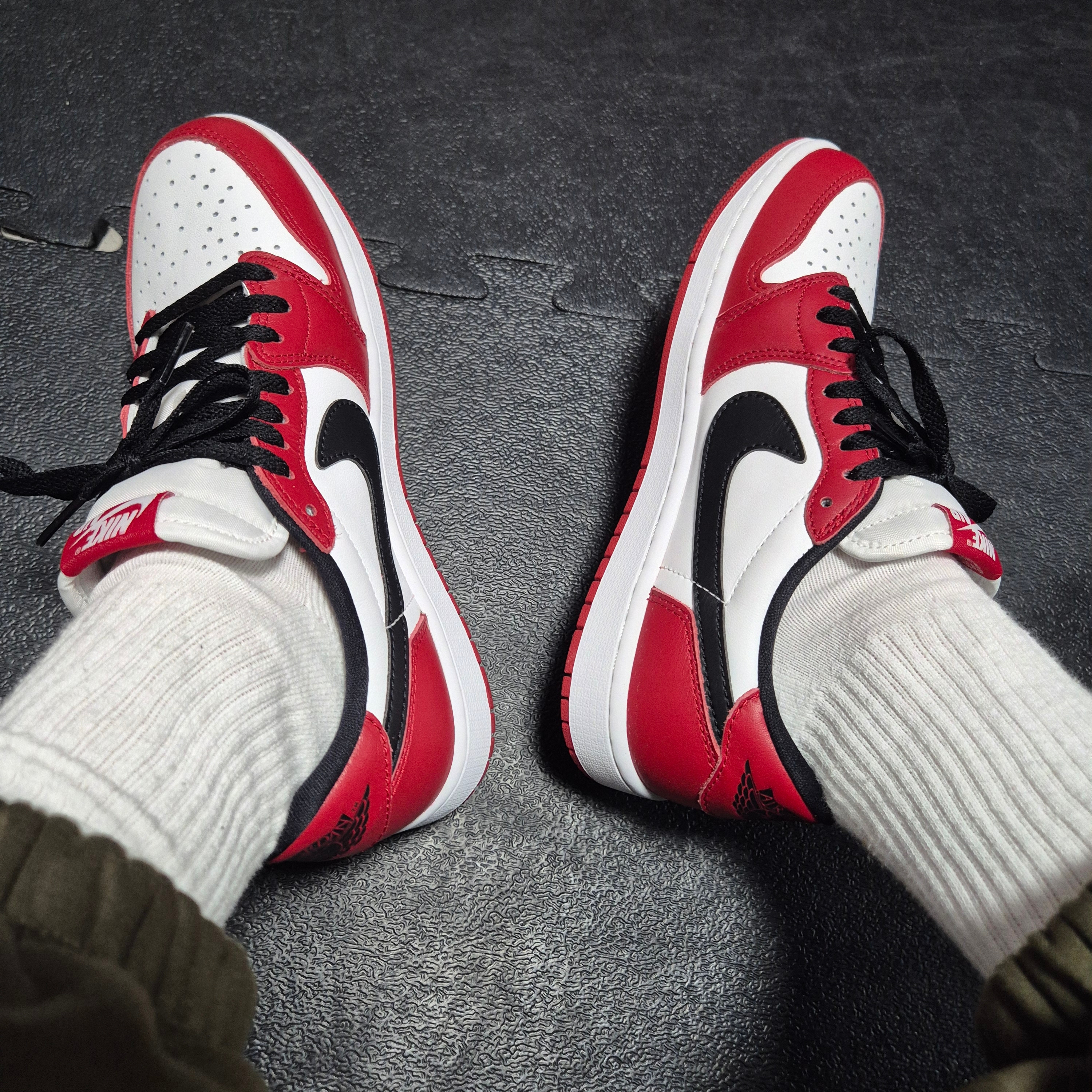 Jordan 1 Retro Low OG Chicago 착용 스타일 - 1