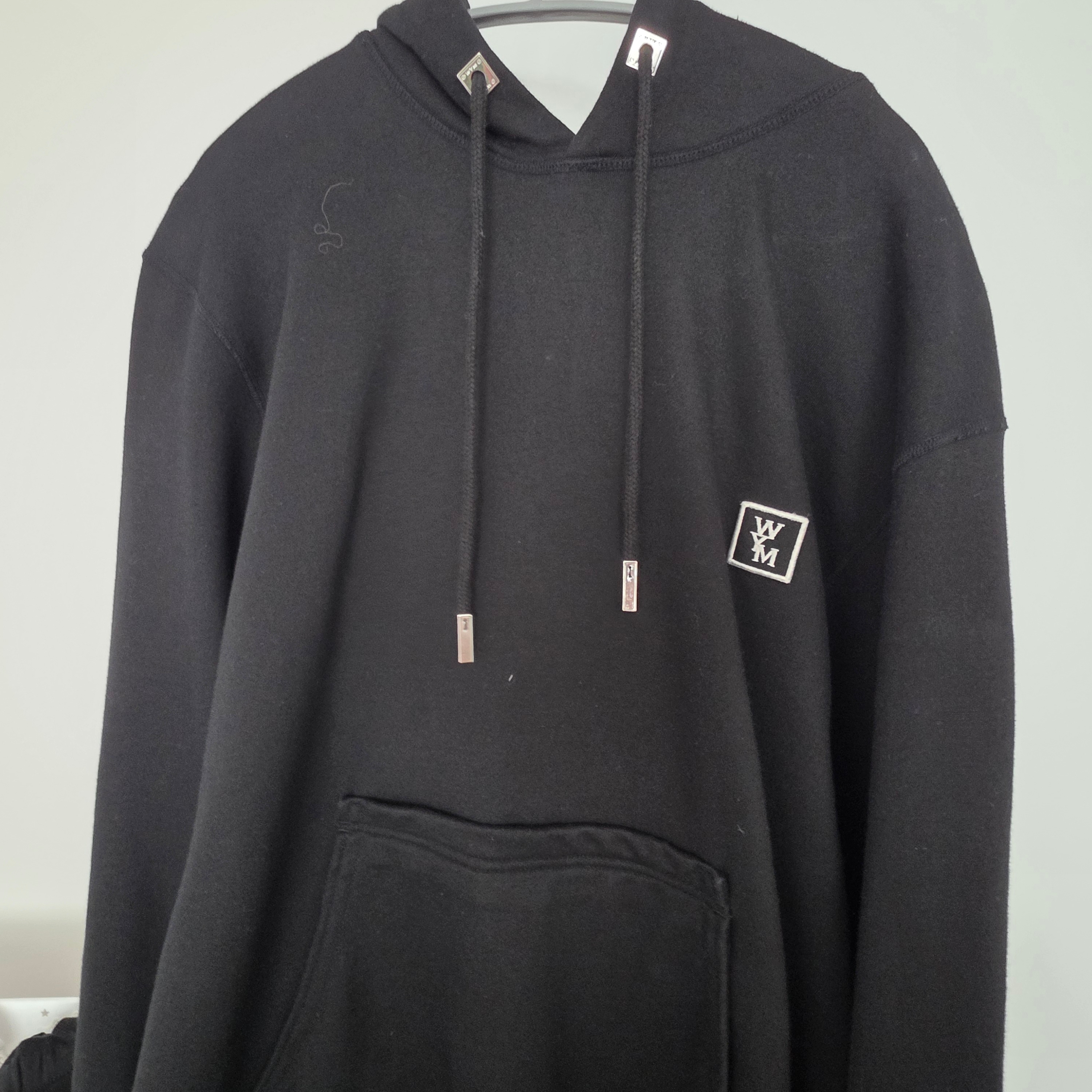 Wooyoungmi Back Logo Hoodie Black - 23FW 착용 스타일