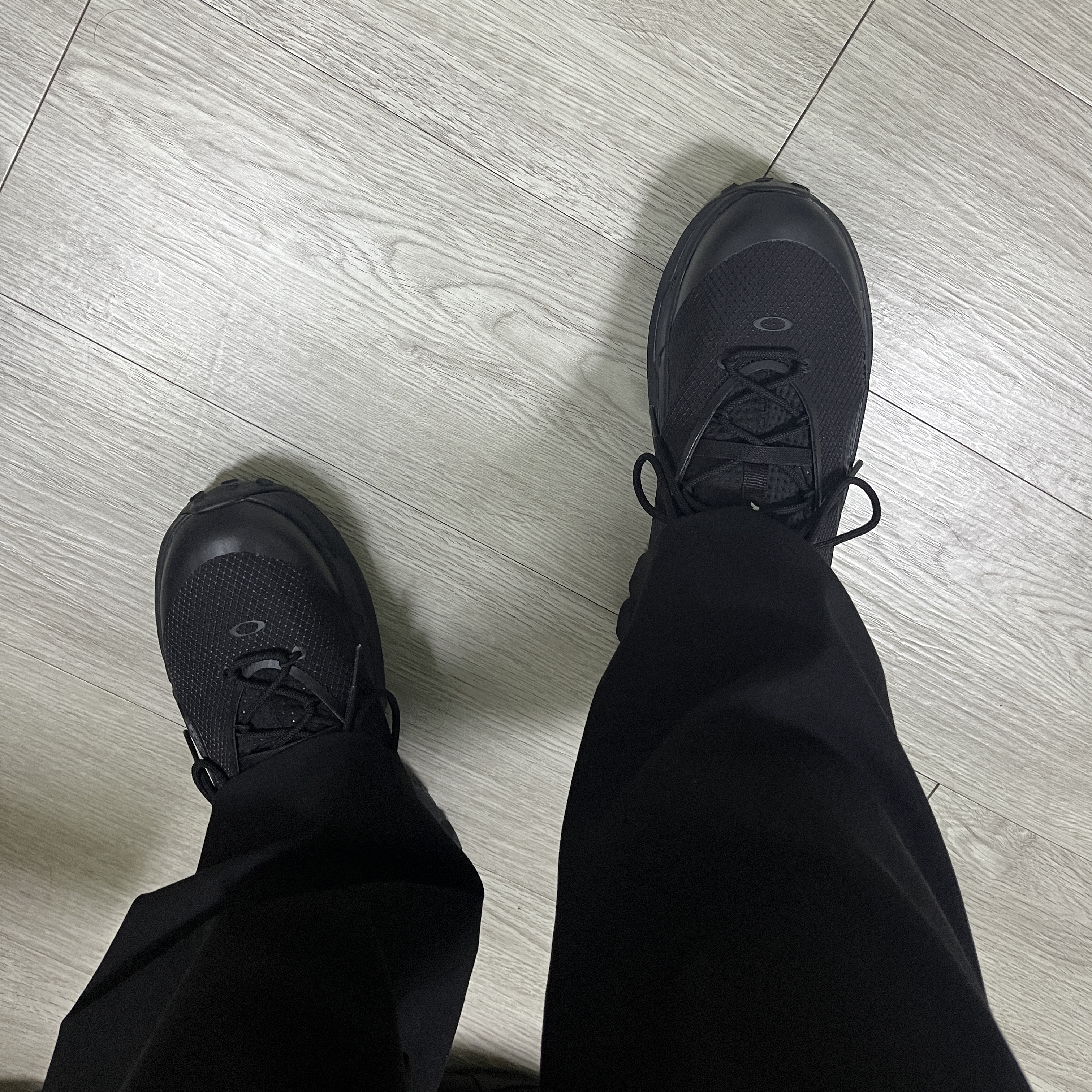 Oakley Light Shield Triple Black 착용 스타일