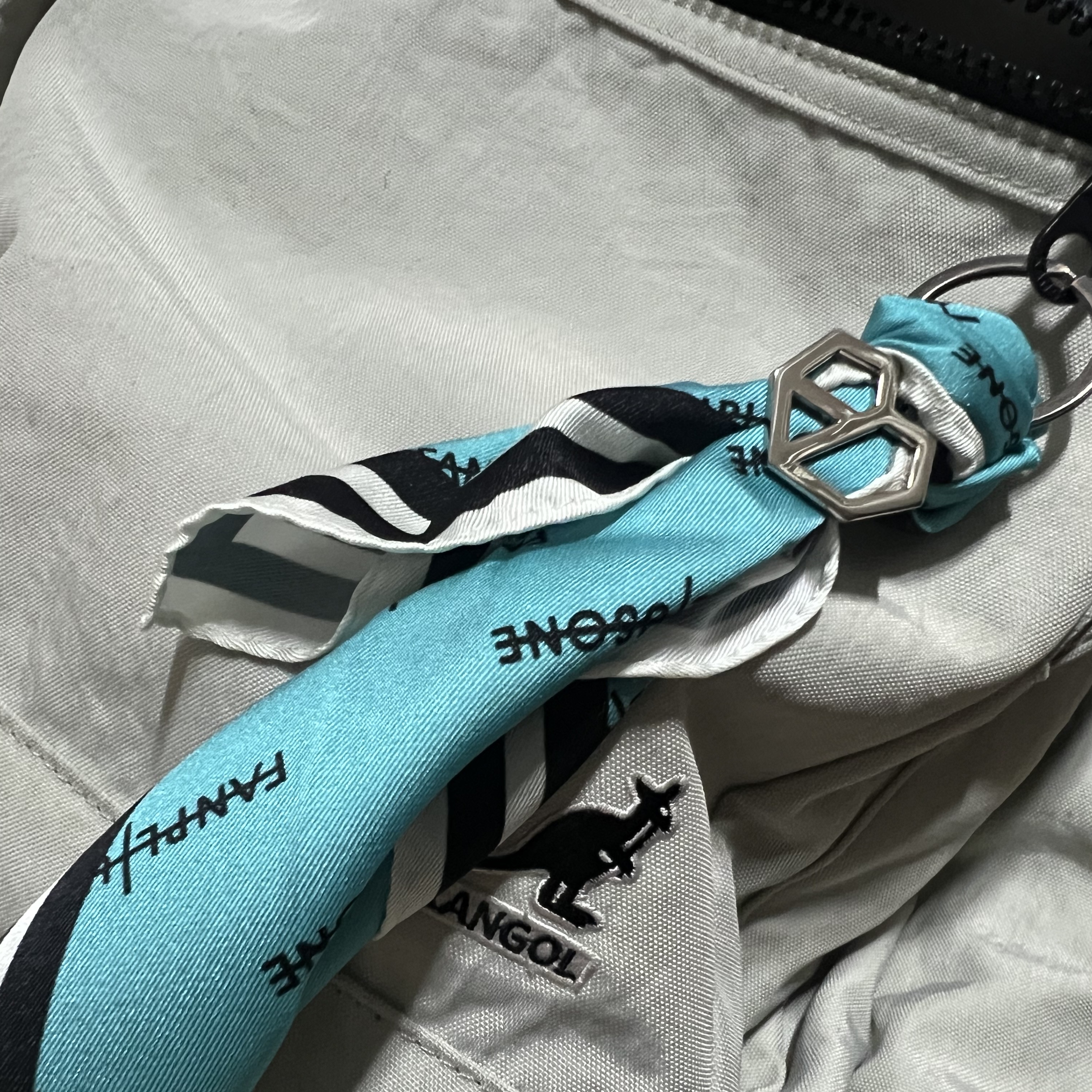 G-DRAGON Ubermensch Light Stick Scarf & Scarf Ring Set 착용 스타일