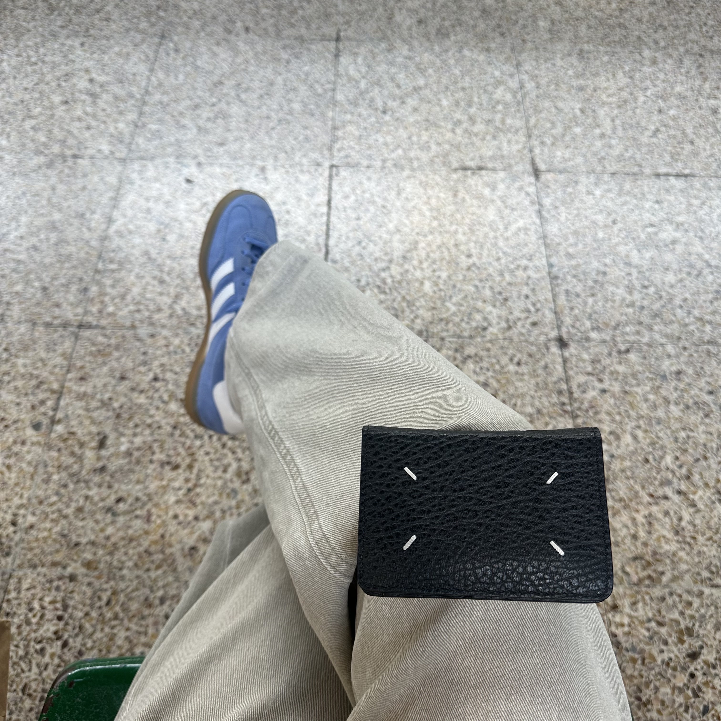 Maison Margiela Bovine Leather Card Holder Black, (W) Adidas Gazelle Indoor Blue Fusion Cloud White 착용 스타일