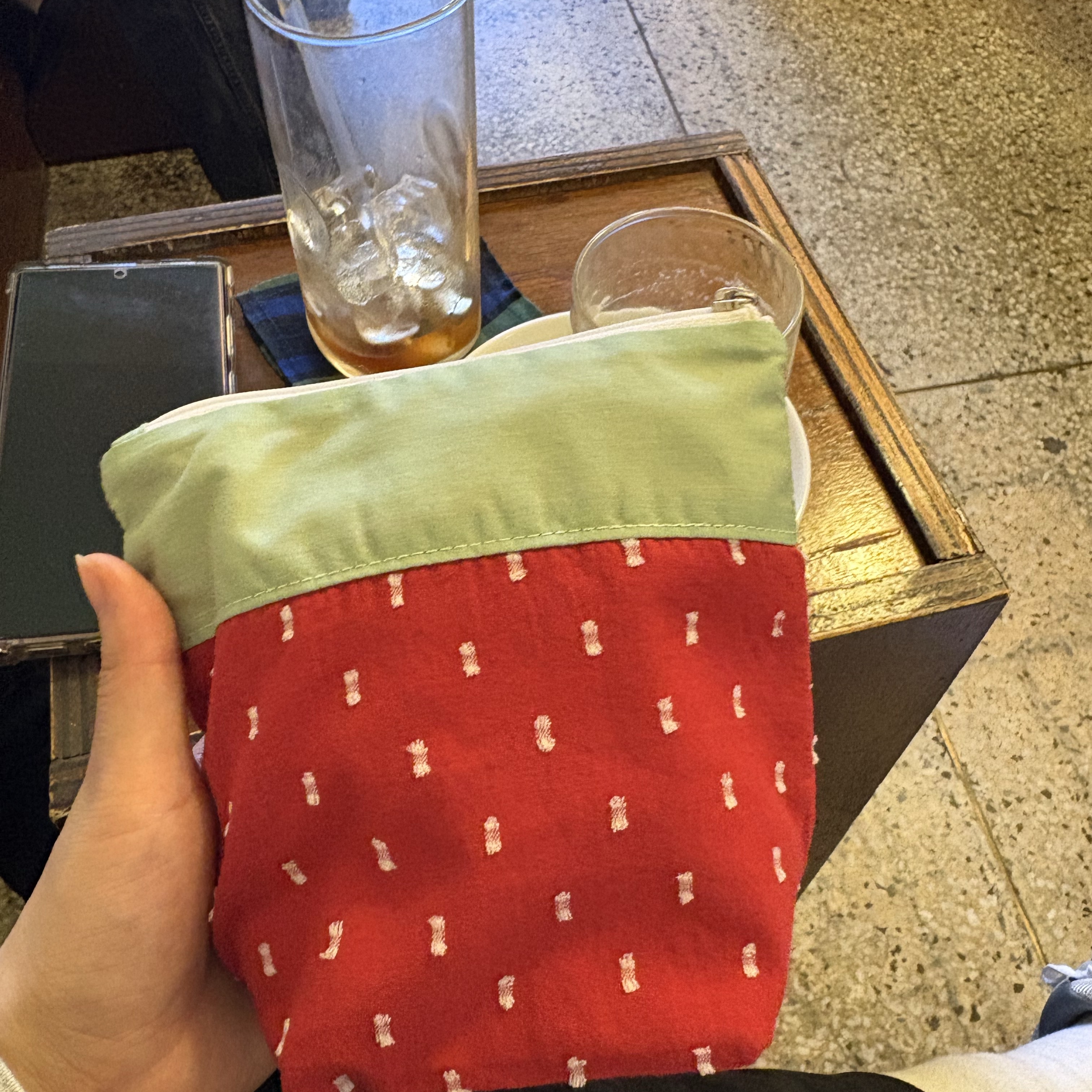 [KREAM 단독]  Isummerly Love Berry Pouch Red 착용 스타일
