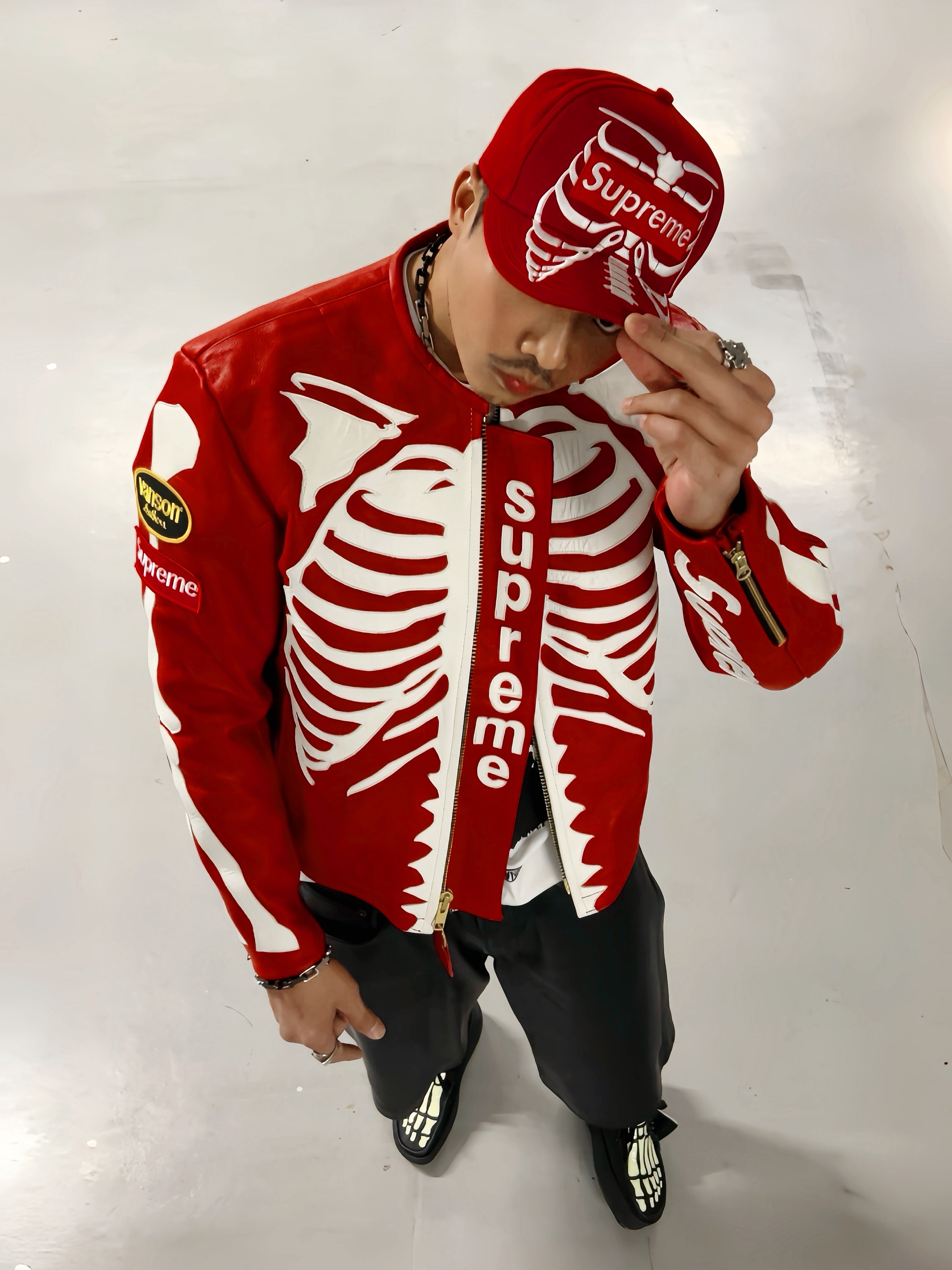 Supreme Bones Box Logo New Era Red - 25SS, Supreme x Bounty Hunter Skulls T-Shirt White - 23FW 착용 스타일