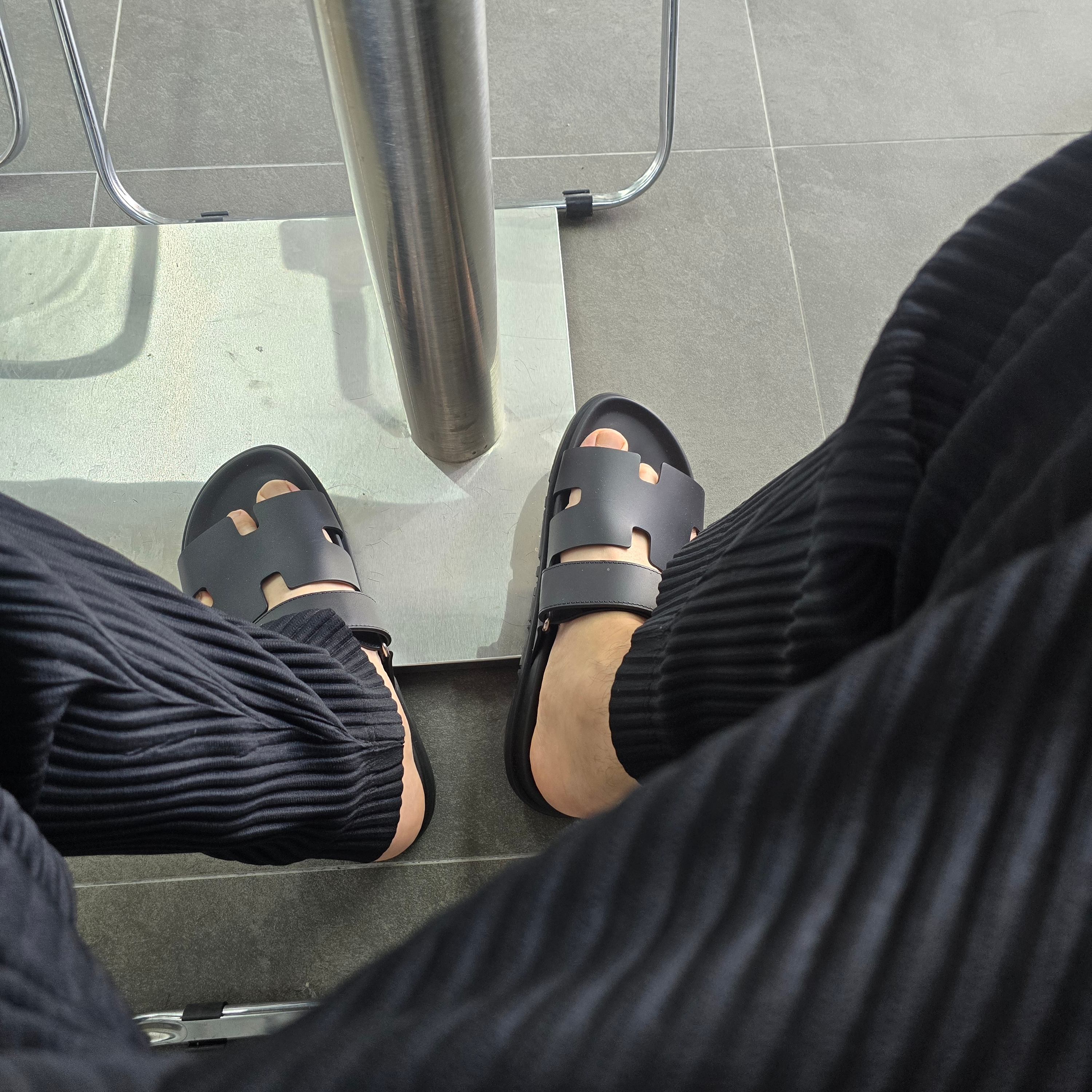 Hermes Chypre Sandal Calfskin & Noir 착용 스타일 - 1