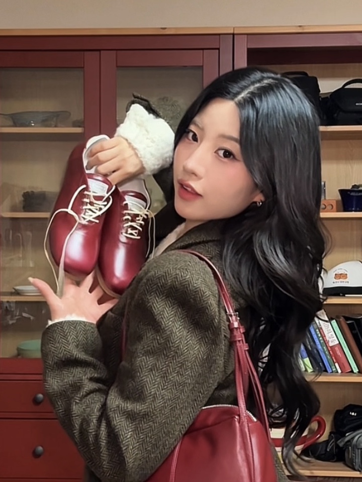 Our Legacy Sneak In Lovers Red Satin Bovine 착용 스타일