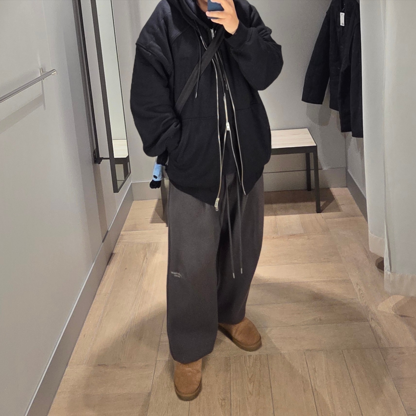 UGG Classic Ultra Mini Chestnut, Undermycar Mu.03 Anti Fxxking Logo Play Oversized Sweat Jogger Olive 착용 스타일