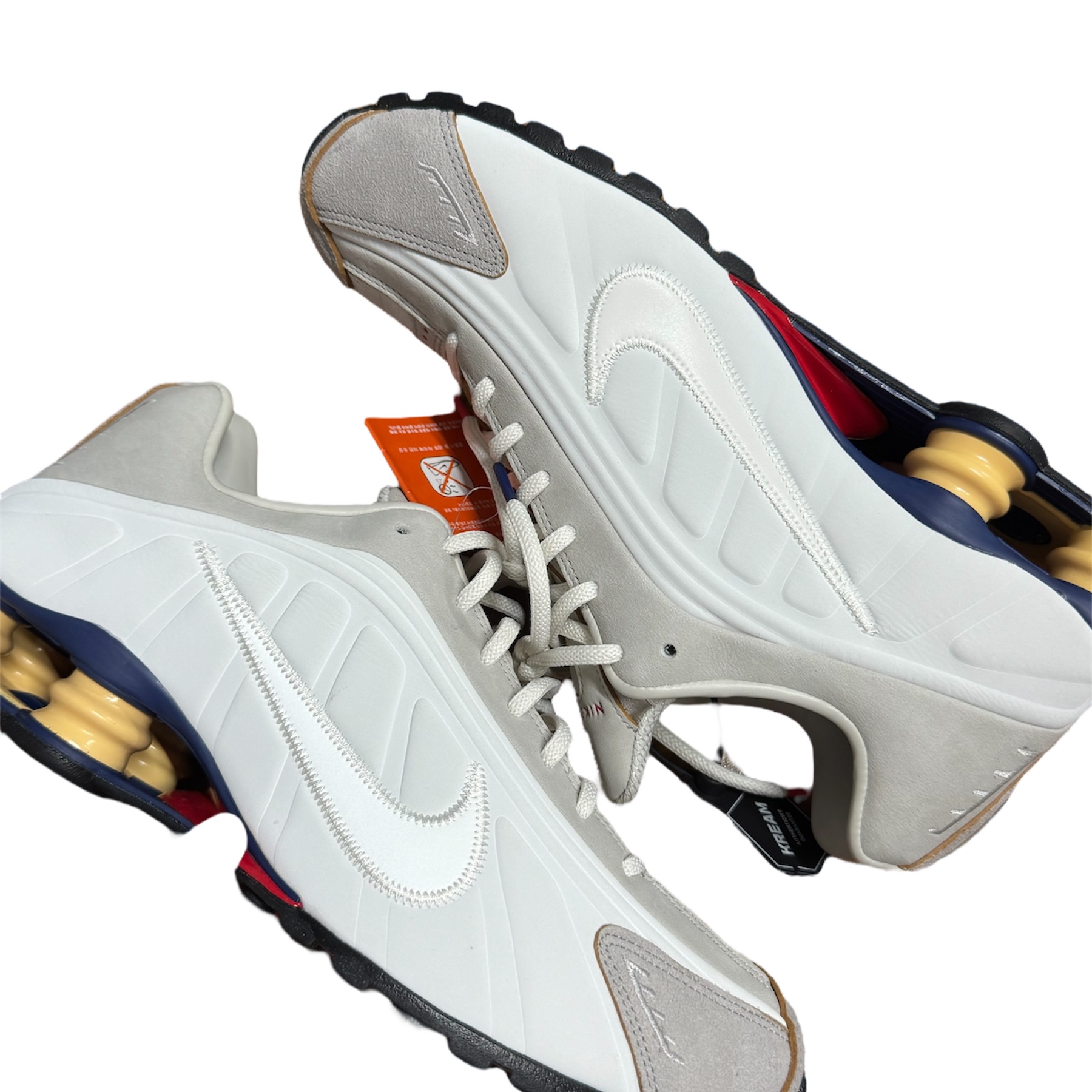 Nike Shox R4 PRM Light Iron Ore and Phantom 착용 스타일 - 2