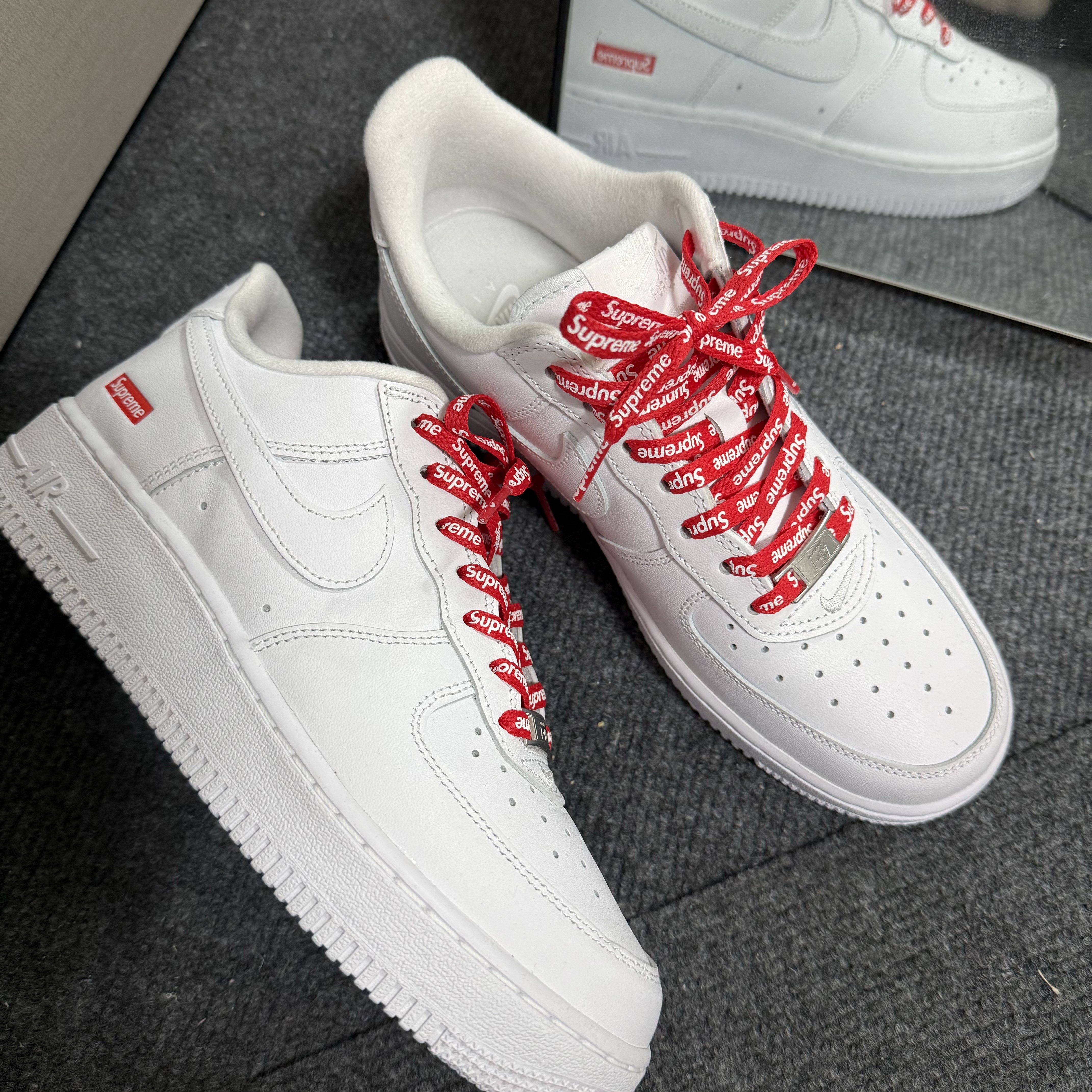 Nike x Supreme Air Force 1 Low White 착용 스타일 - 5