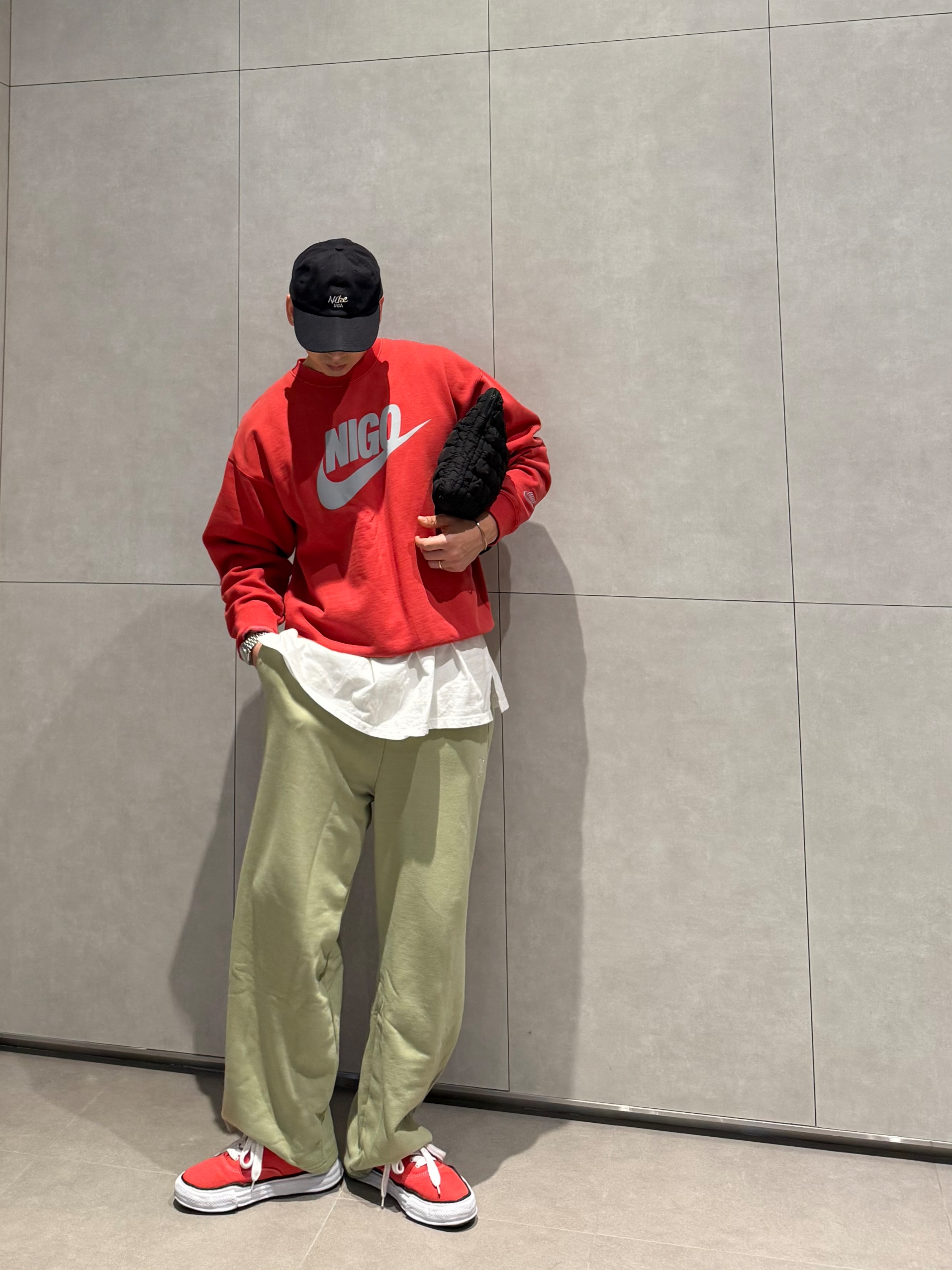 Nike x Nigo Fleece Crewneck Sweatshirt Gym Red (FV5941-687), Maison Mihara Yasuhiro Baker OG Sole Canvas Low Cut Sneakers Red 착용 스타일