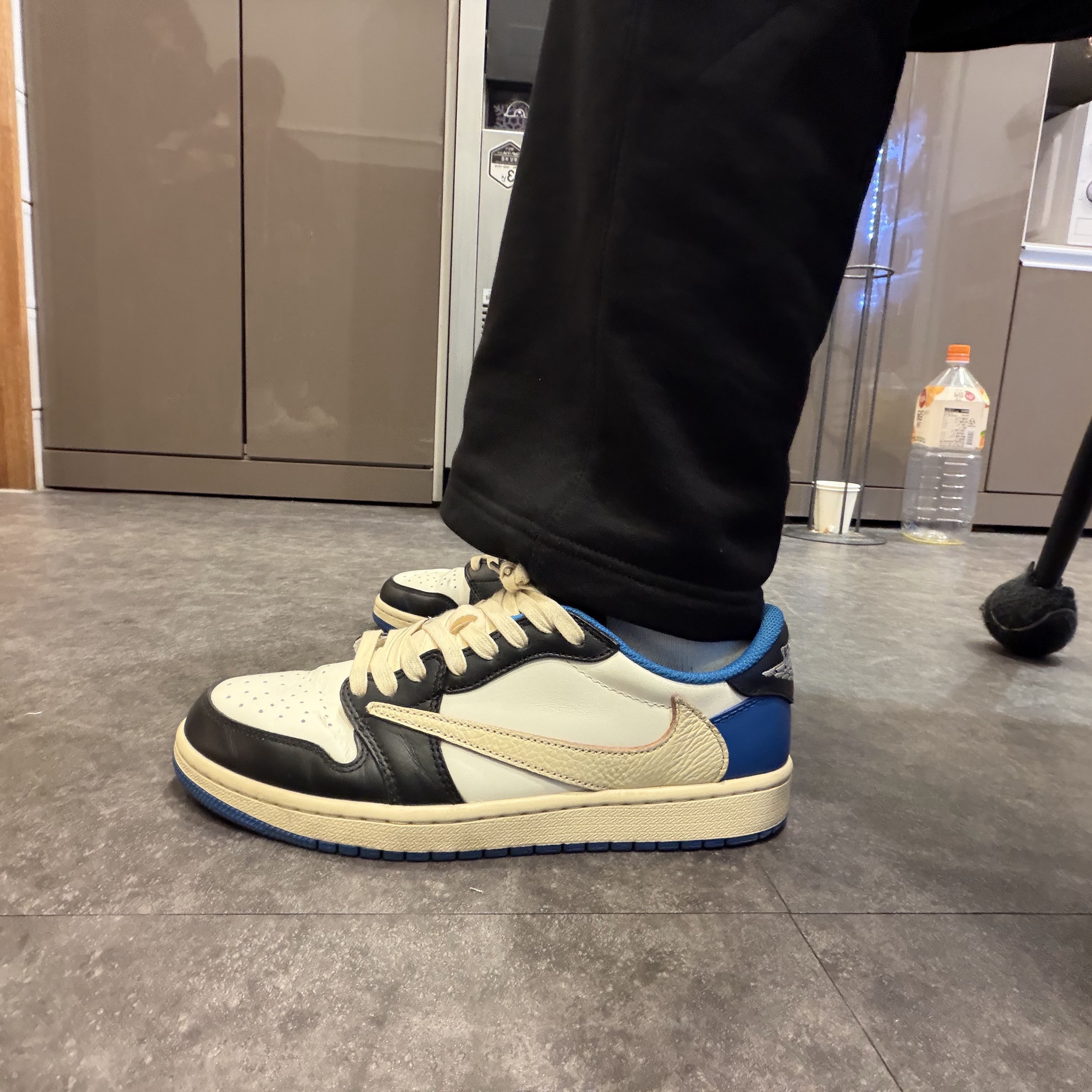 Jordan 1 x Travis Scott x Fragment Retro Low OG SP Military Blue 착용 스타일 - 1