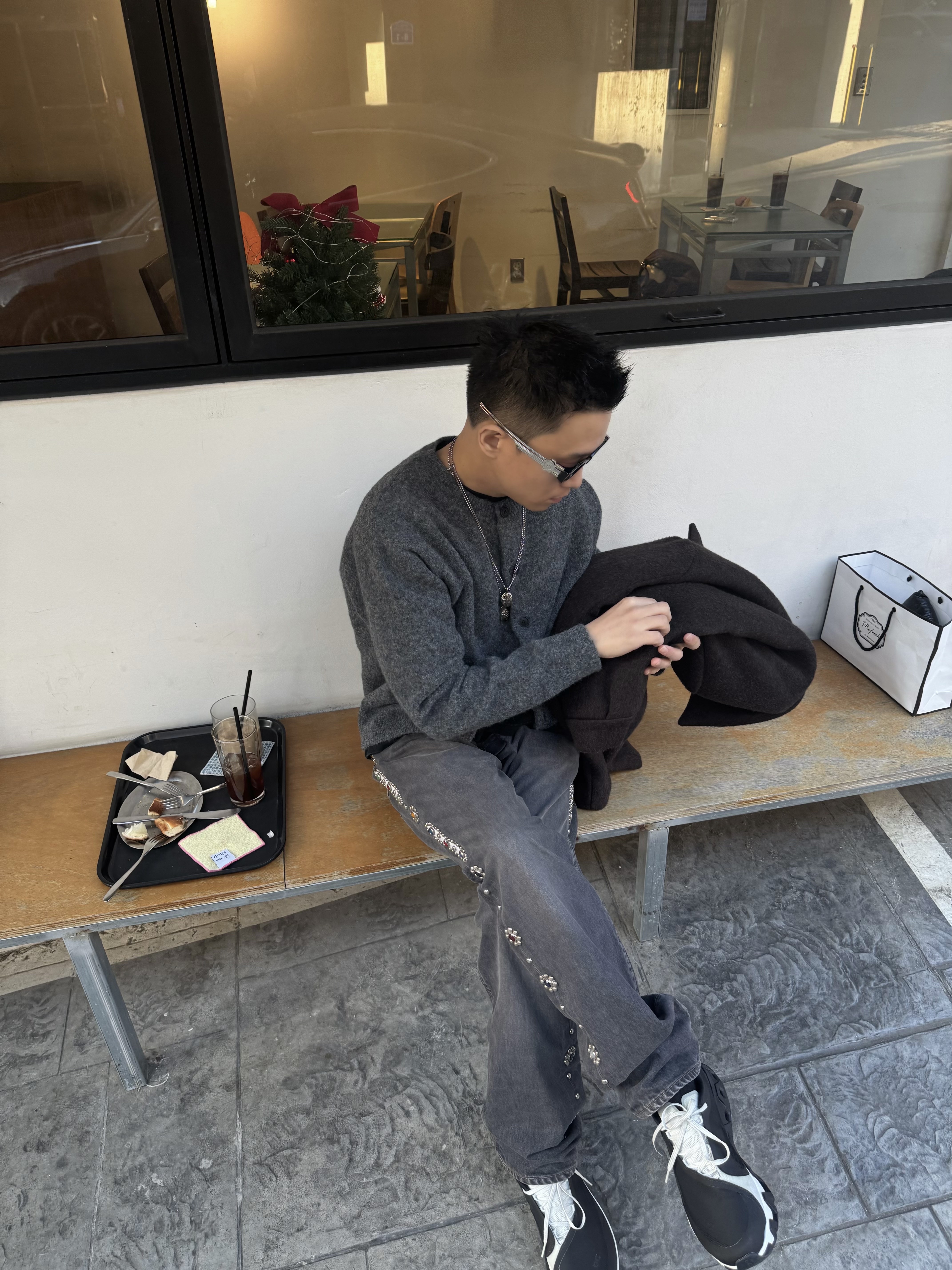 On Running x Post Archive Faction (Paf) Cloudmonster Hyper Black, Kapital 14 oz. Denim 5P Monkey Cisco Gemstone Pants Black 착용 스타일 - 5