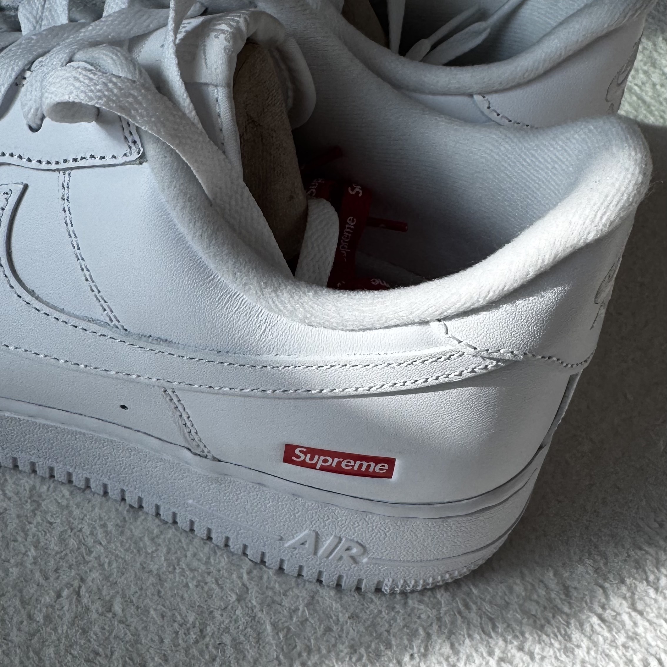 Nike x Supreme Air Force 1 Low White 착용 스타일