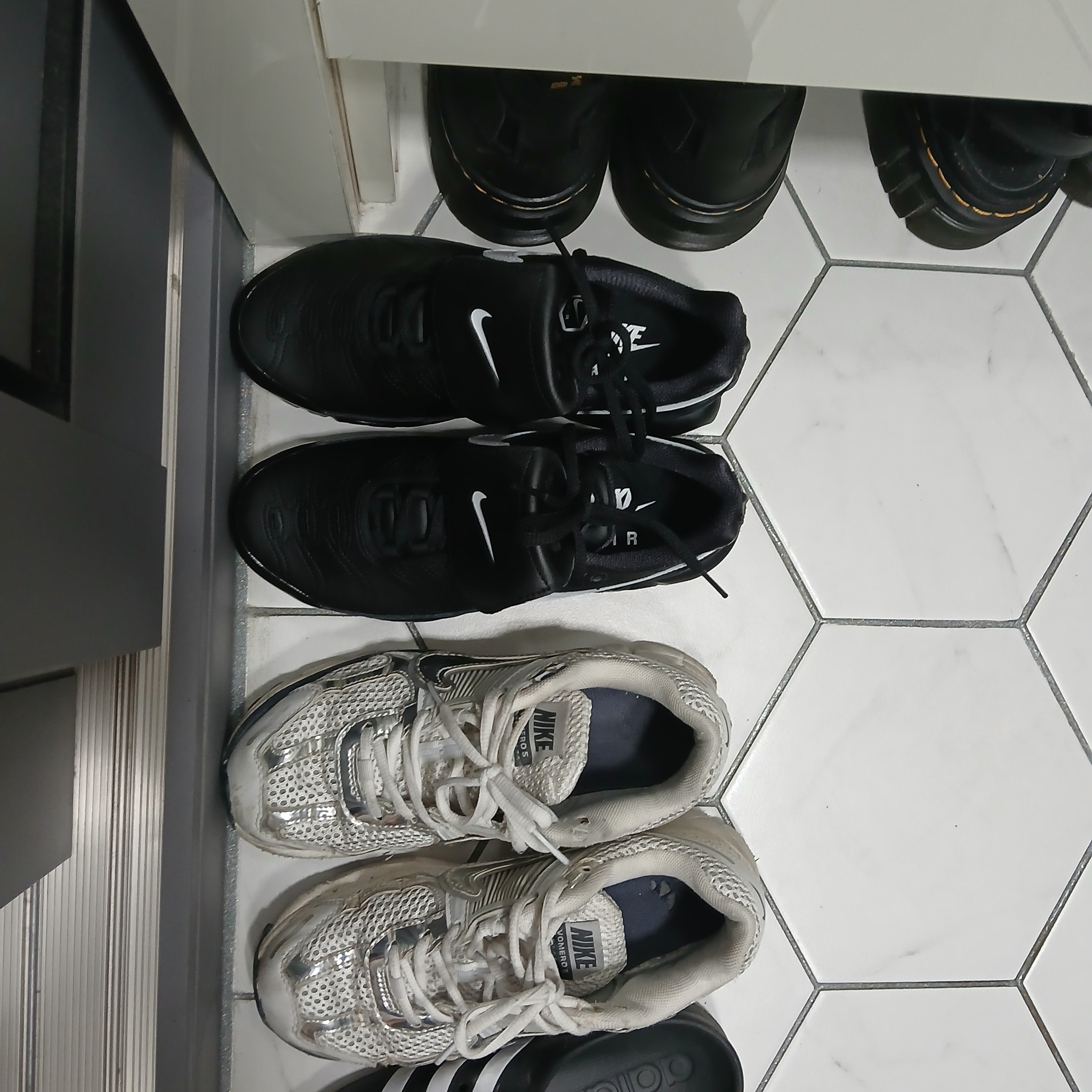 (W) Nike Air Max Plus TNPO Black 착용 스타일 - 2