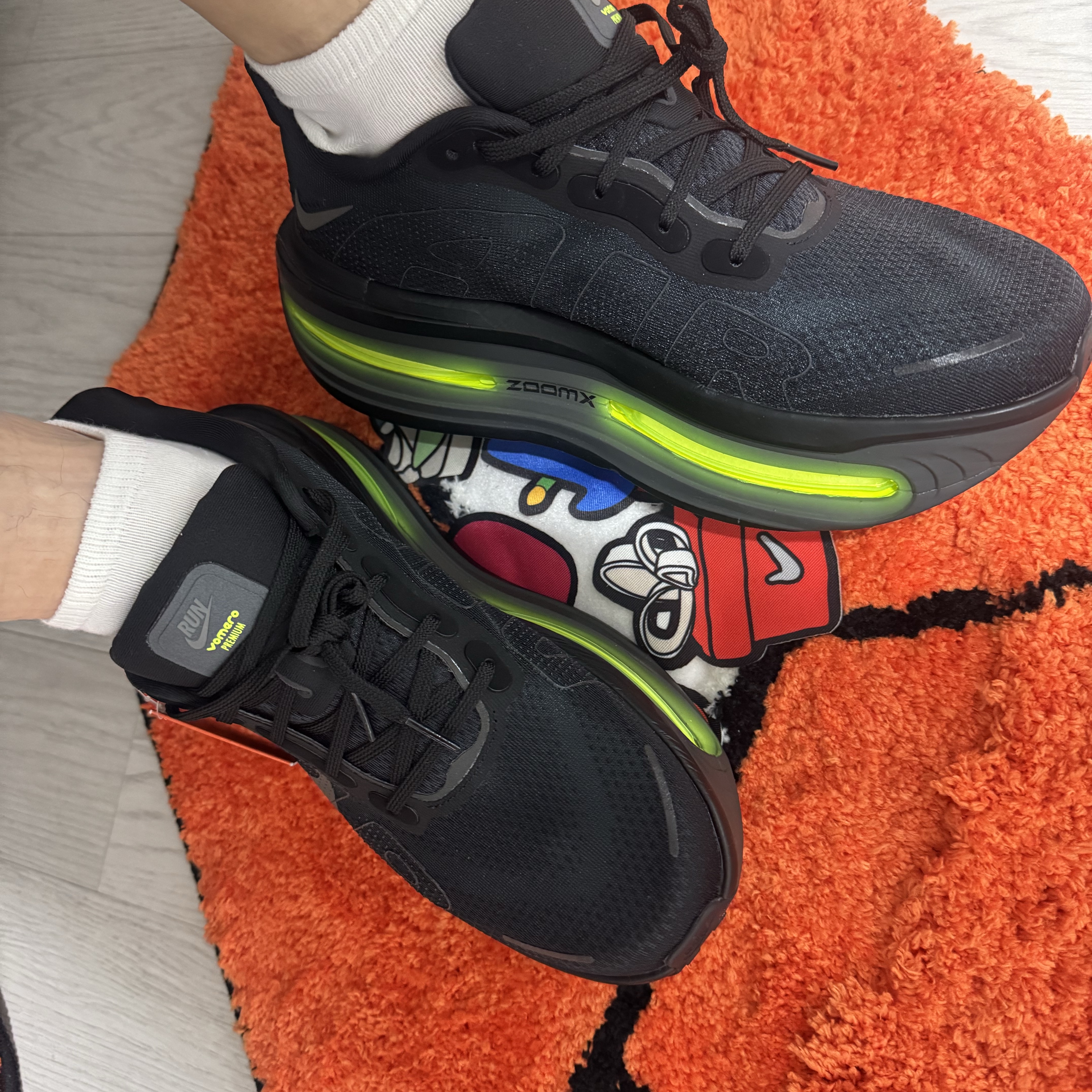 Nike Vomero Premium Black Iron Grey 착용 스타일 - 1