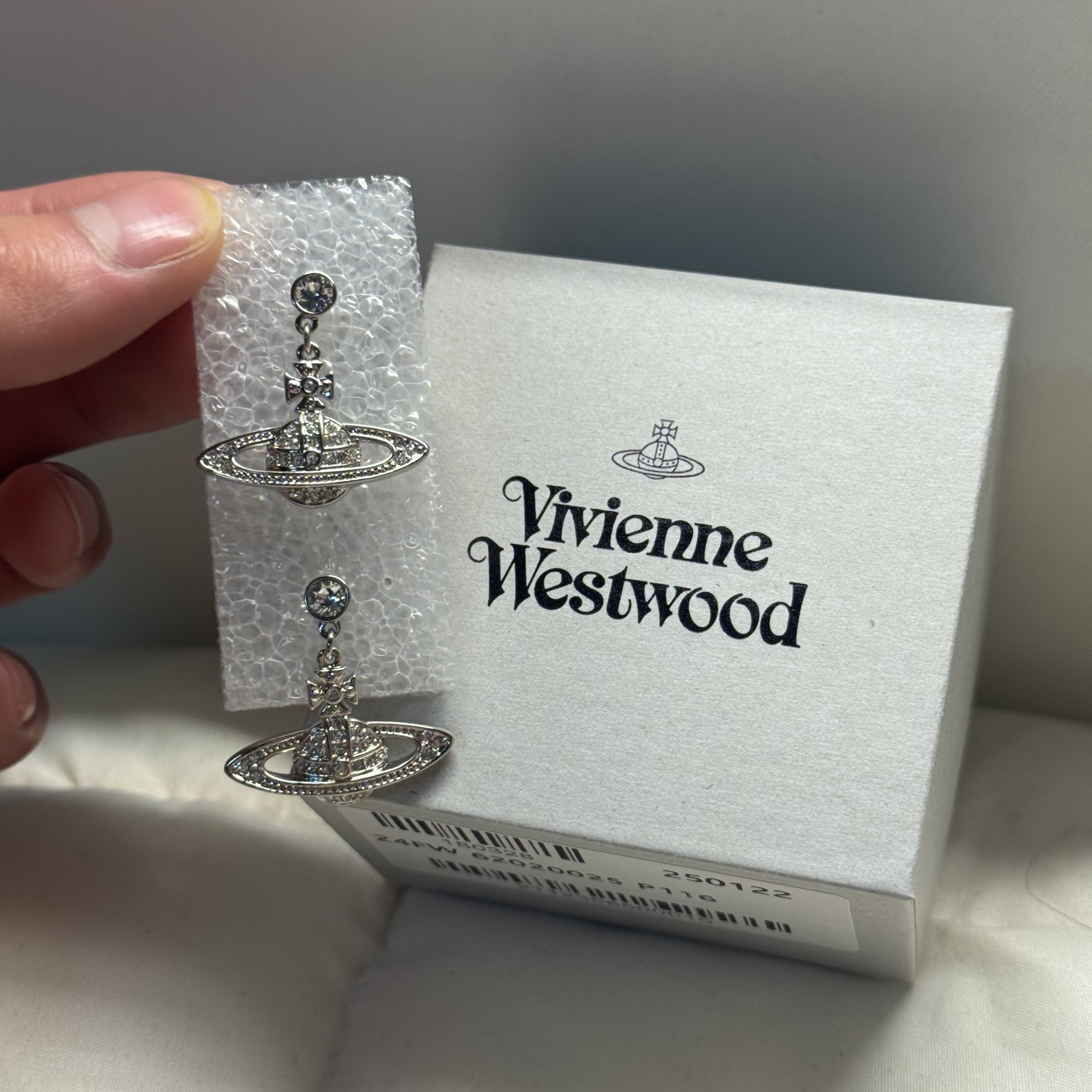 (W) Vivienne Westwood Mini Bas Relief Drop Earrings Silver 착용 스타일
