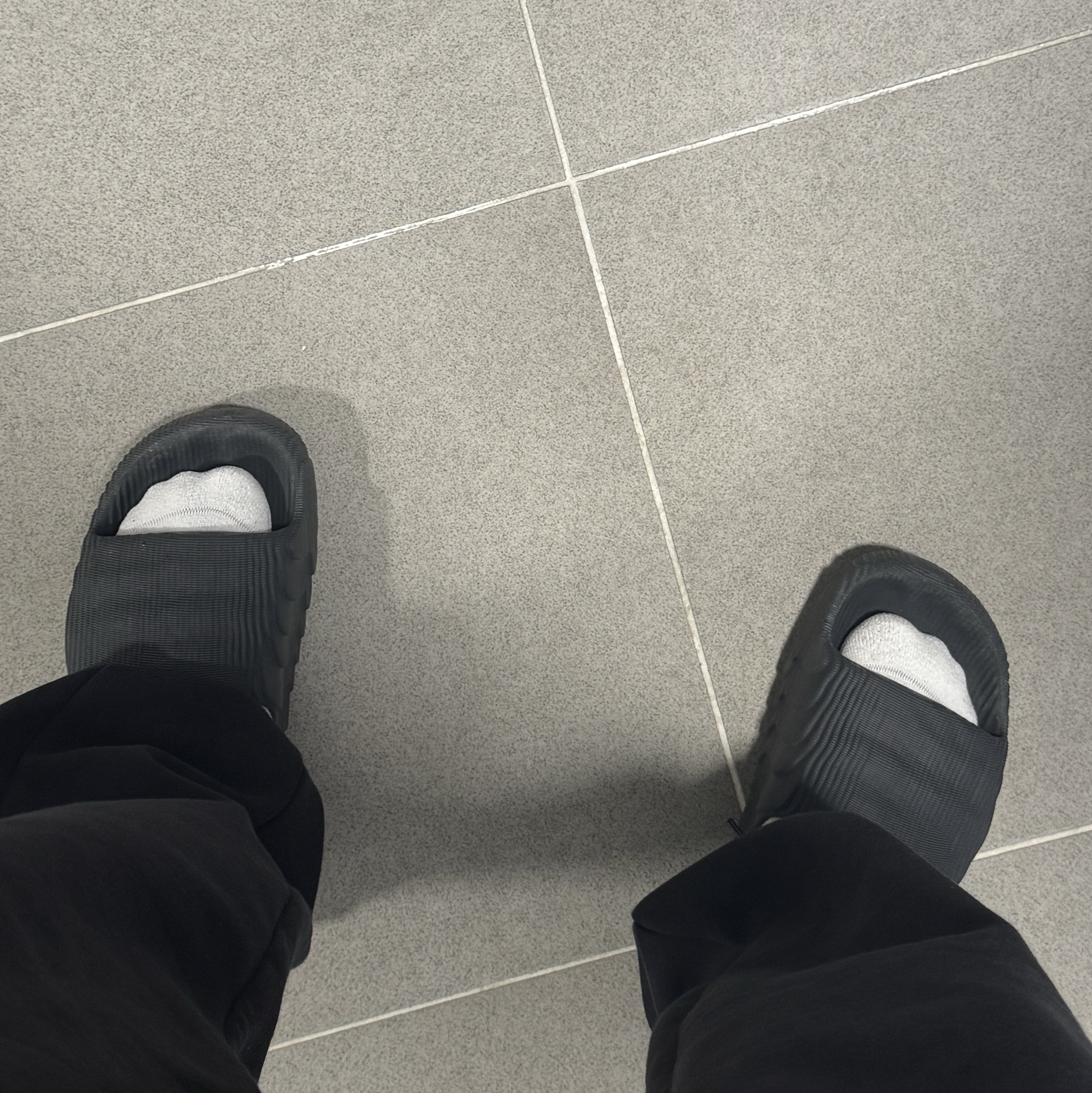 Adidas Adilette 22 Carbon 착용 스타일