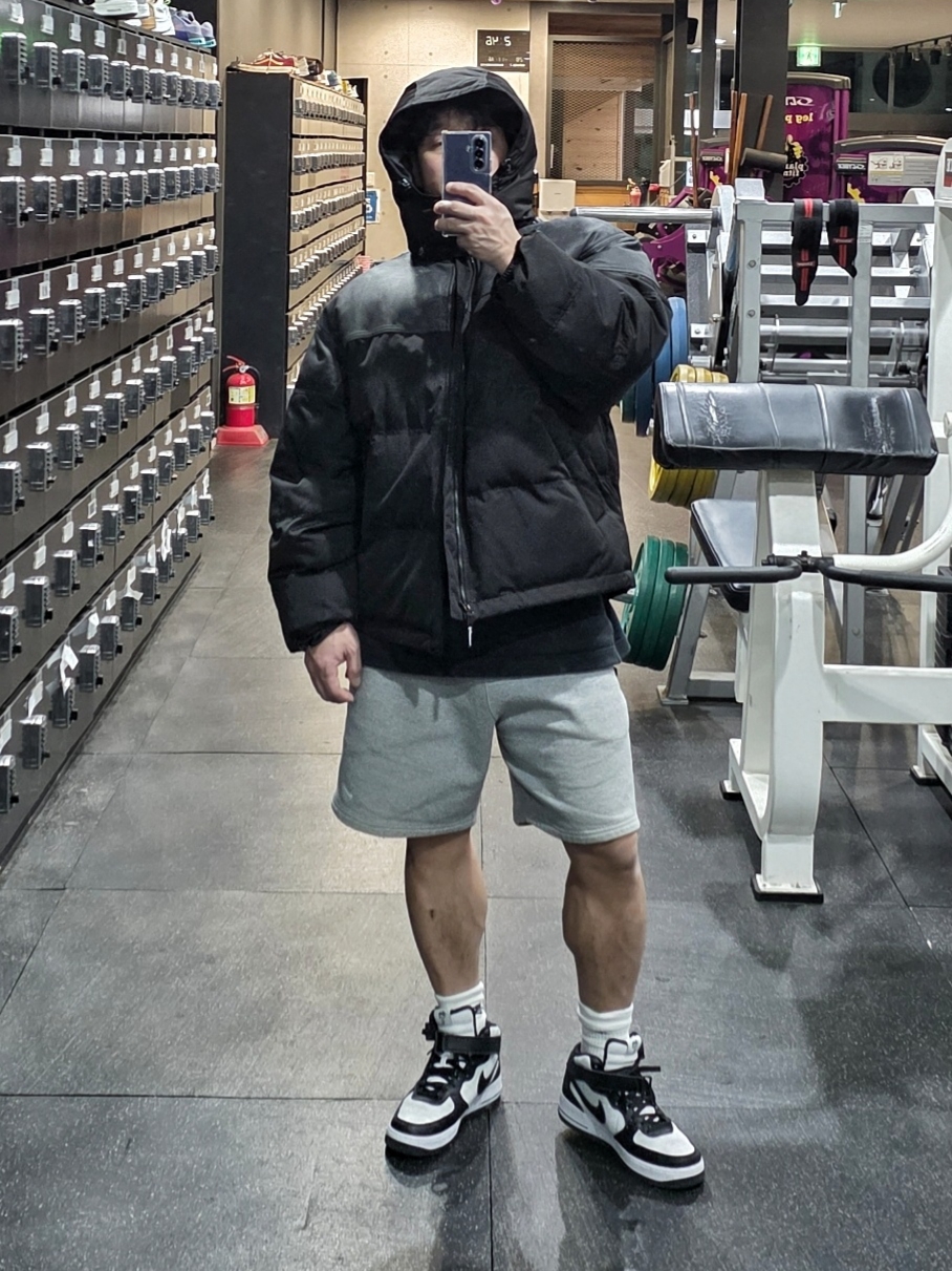 Nike x Stussy Air Force 1 '07 Mid SP Black and Light Bone, Supreme Leather Yoke Puffer Jacket Black - 25FW 착용 스타일 - 1