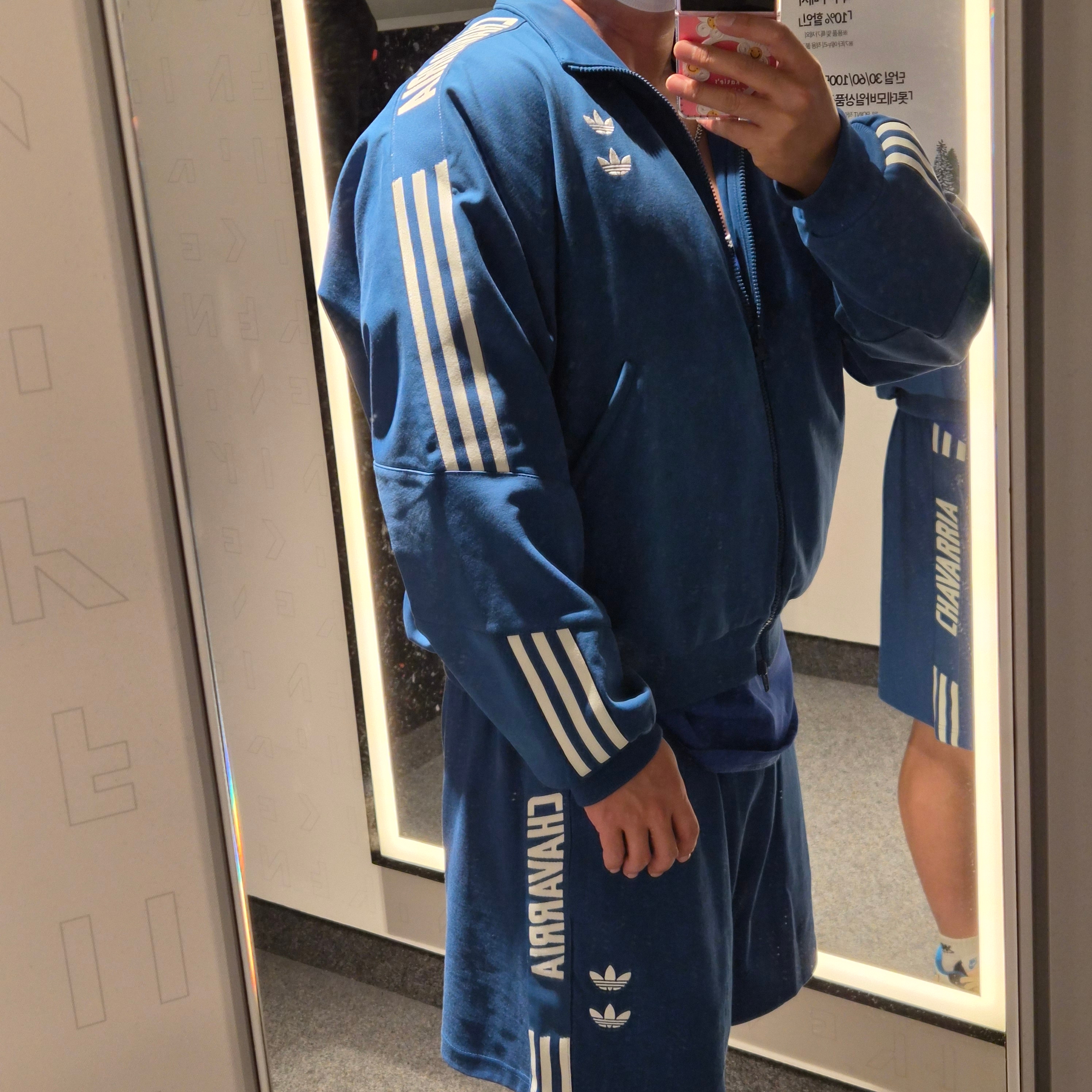 Adidas x Willy Chavarria Knit Track Jacket Dark Marine - US Sizing, Adidas x Willy Chavarria Gym Shorts Dark Marine - US Sizing 착용 스타일 - 3
