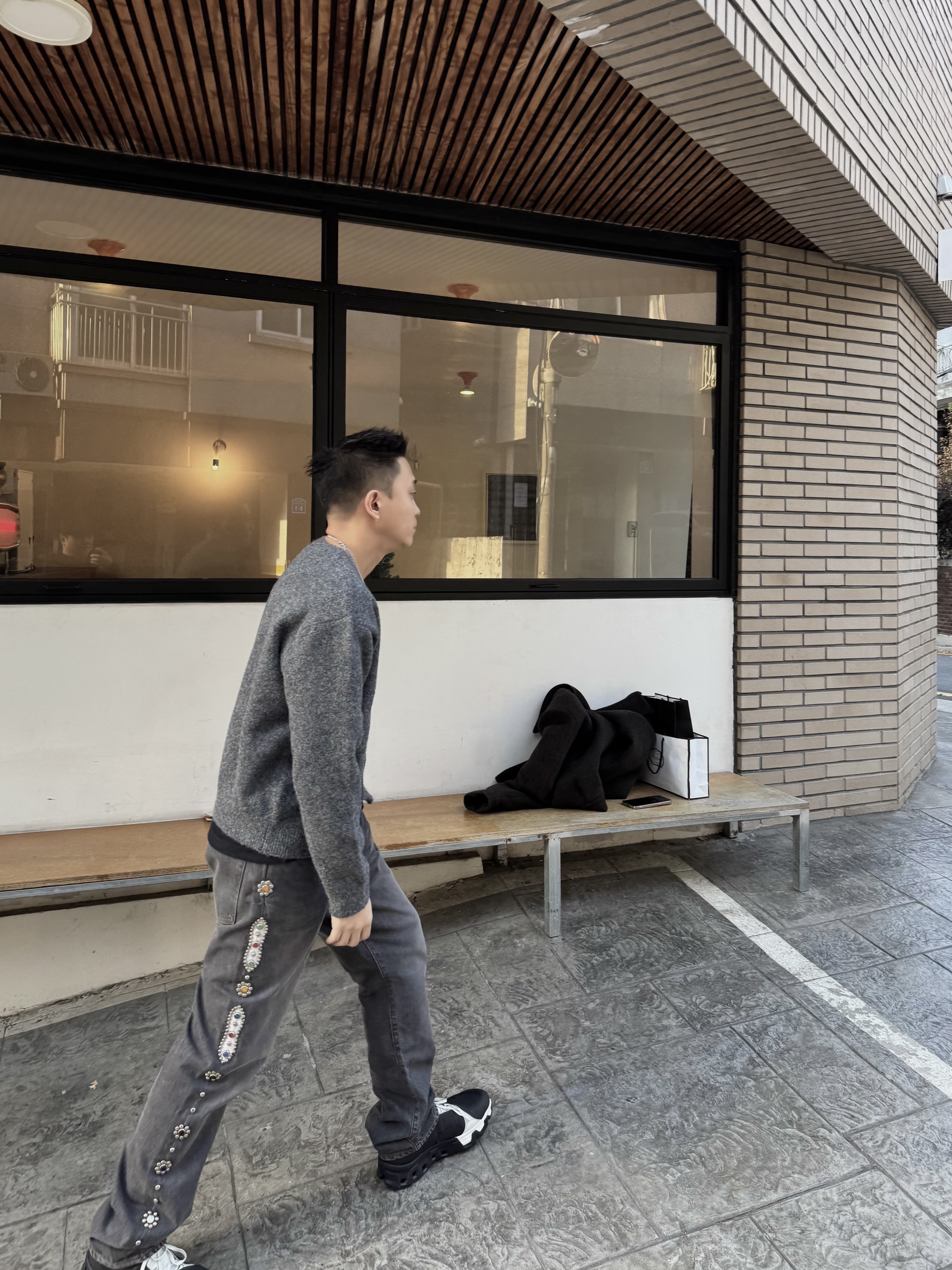 On Running x Post Archive Faction (Paf) Cloudmonster Hyper Black, Kapital 14 oz. Denim 5P Monkey Cisco Gemstone Pants Black 착용 스타일 - 4