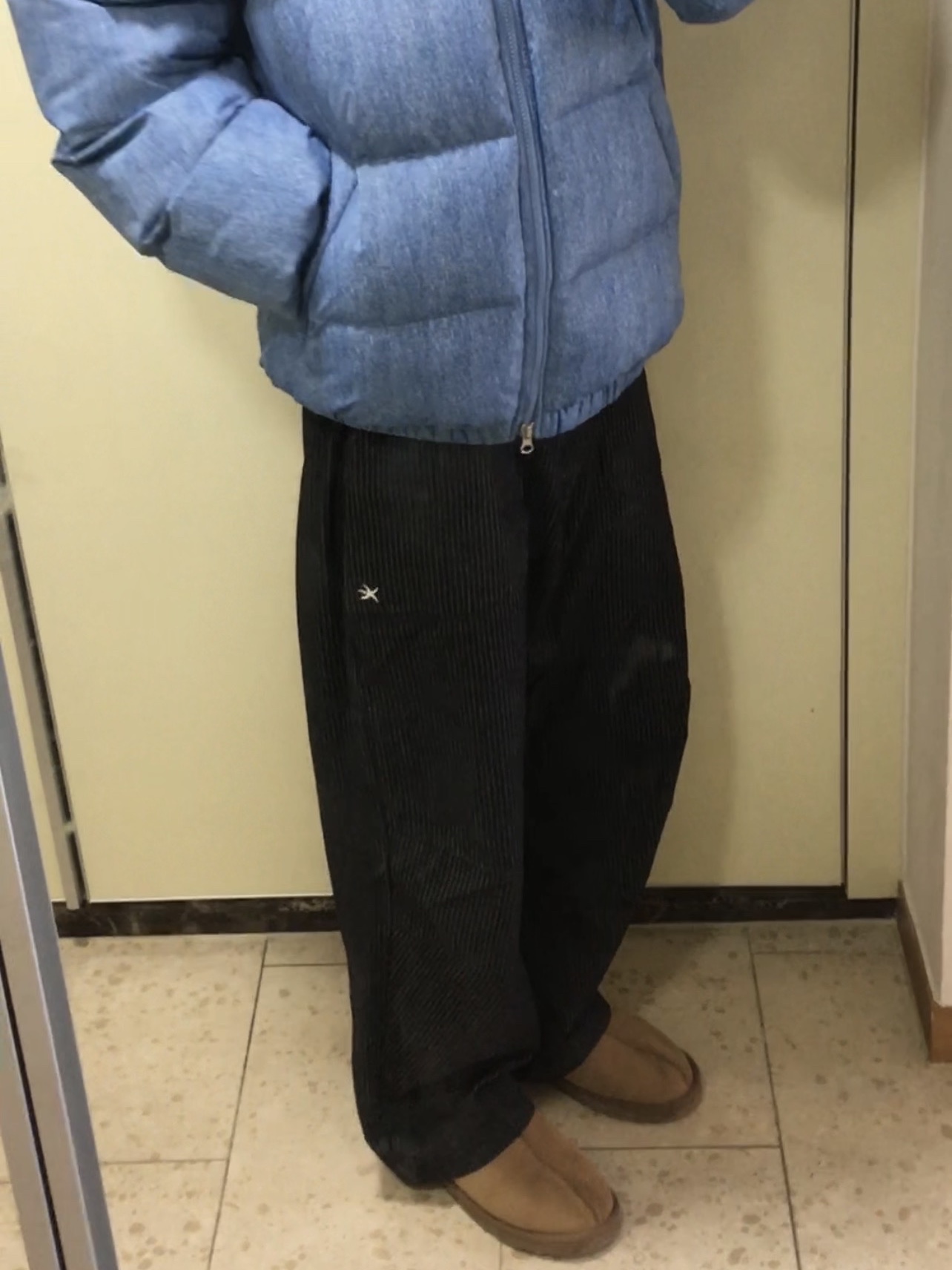 UGG Tasman Slipper Chestnut, The Coldest Moment TCM Starfish Pin Stripe Pants Black 착용 스타일