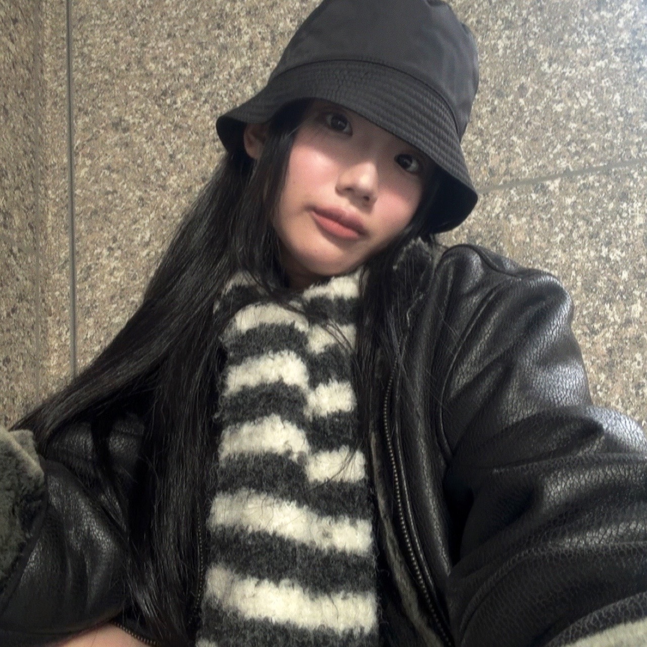 (W) Prada Re-Nylon Bucket Hat Black 착용 스타일 - 1
