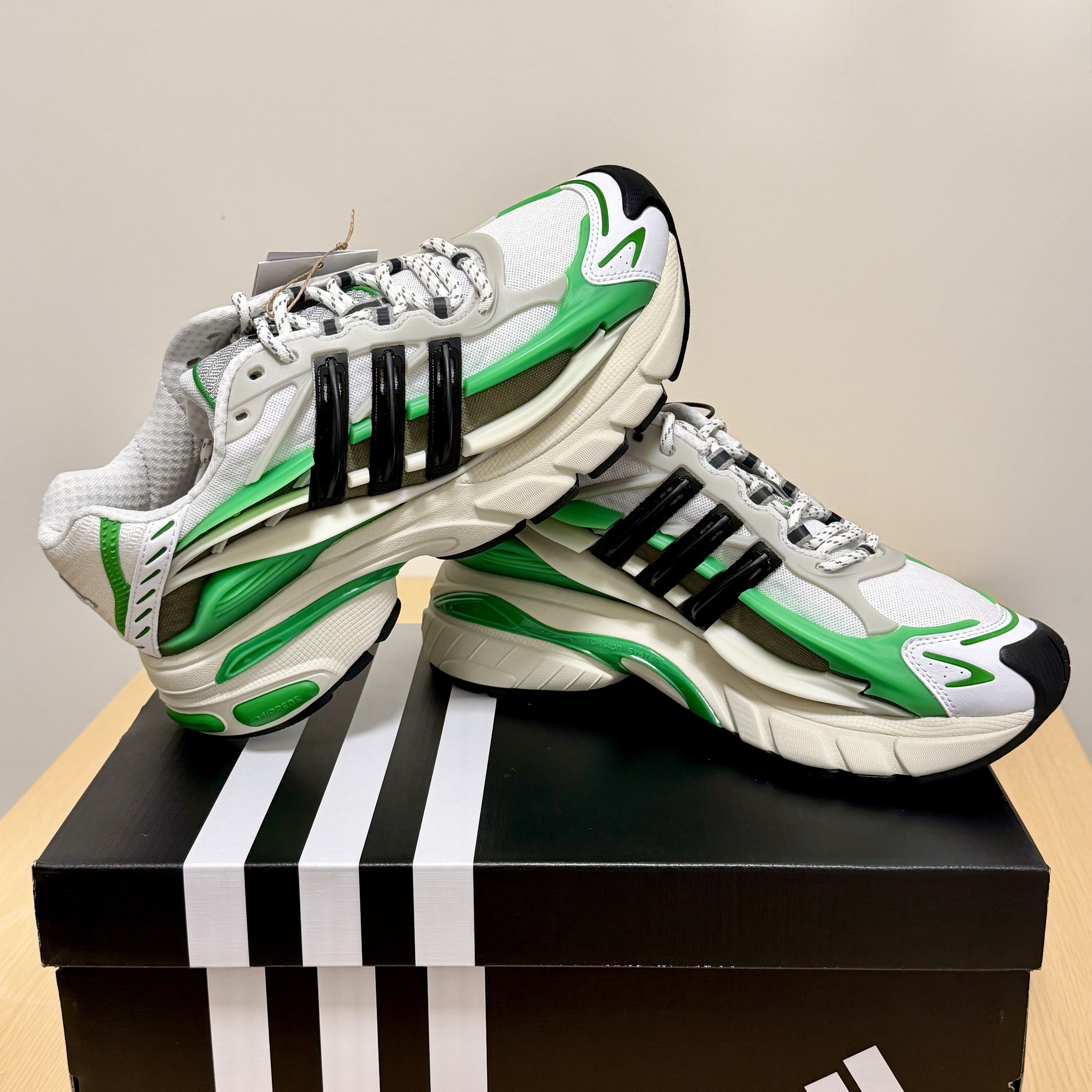 Adidas x Pharrell Williams Adistar Jellyfish Focus Olive Core Black 착용 스타일