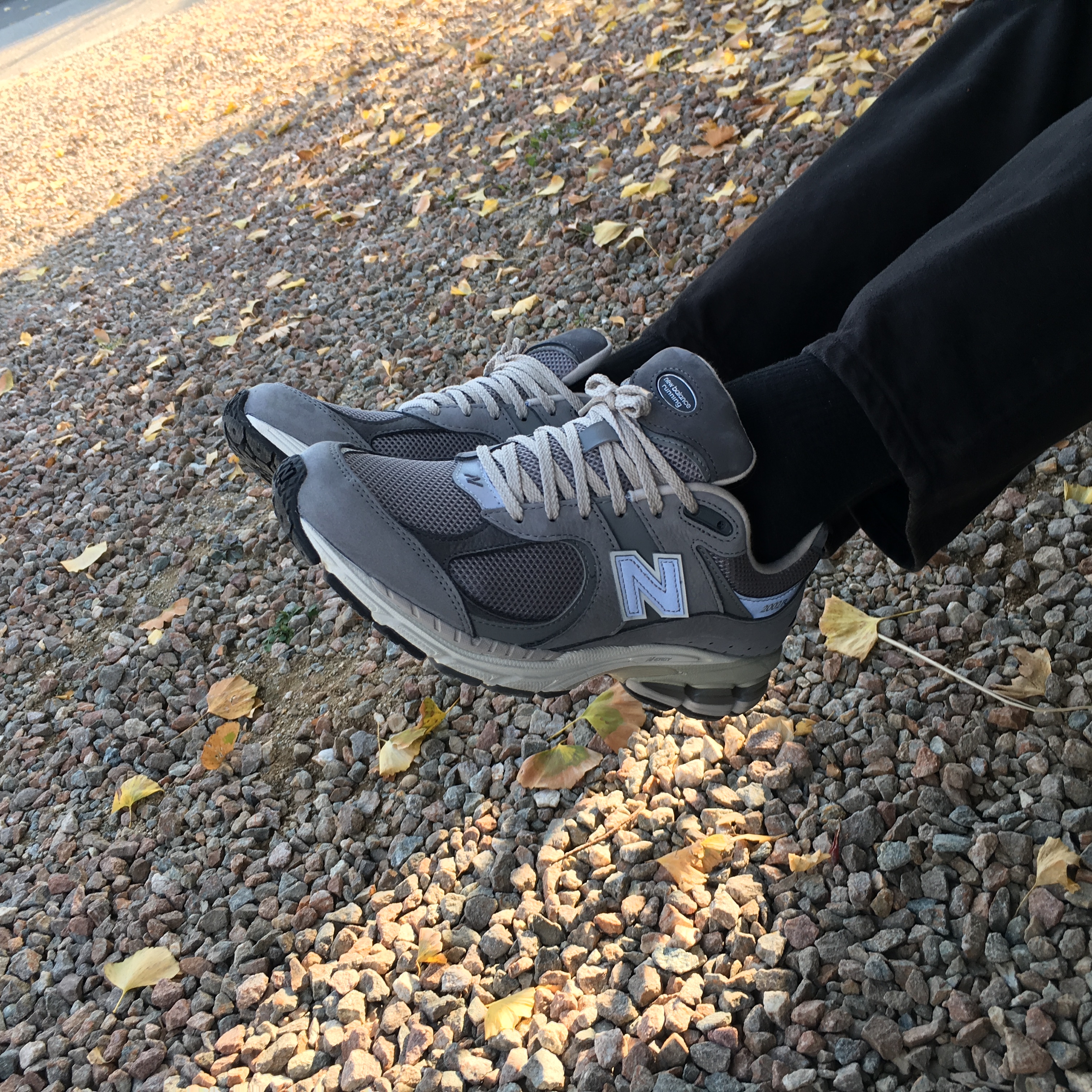 New Balance 2002R Premium Vintage Grey 착용 스타일