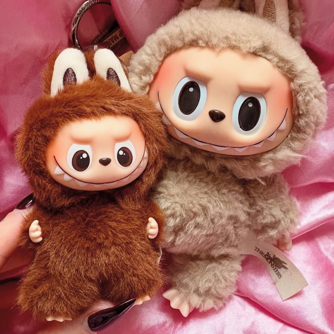 Pop Mart Labubu The Monsters Pin For Love Series Vinyl Plush Pendant (A-M) L (Opened Case), Pop Mart Labubu The Monsters Labubu Tasty Macarons Series Toffe Keyring 착용 스타일