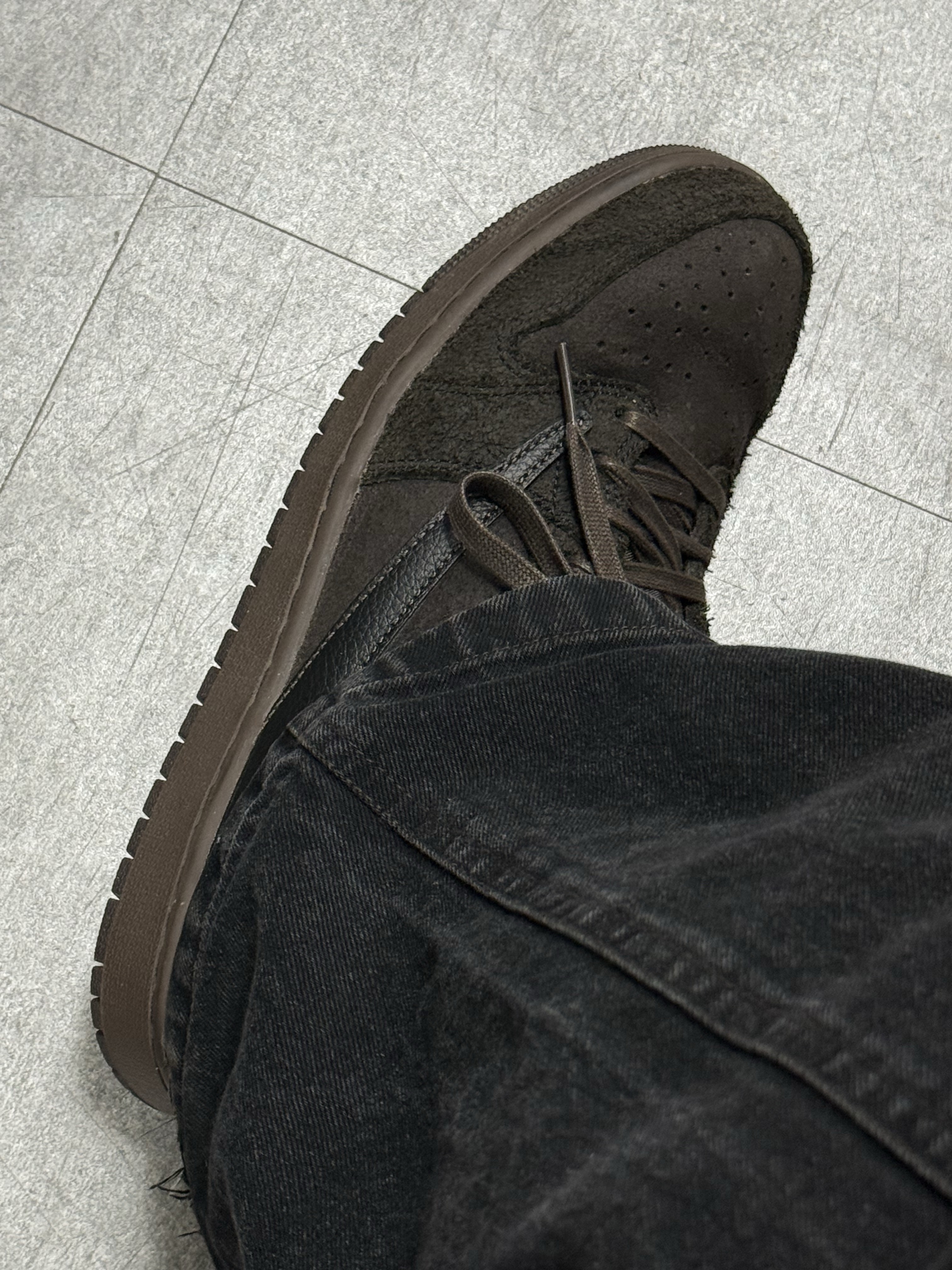 Jordan 1 x Travis Scott Retro Low OG SP Velvet Brown and Dark Mocha, Polyteru Linen Field Jacket Washed Black 착용 스타일 - 3