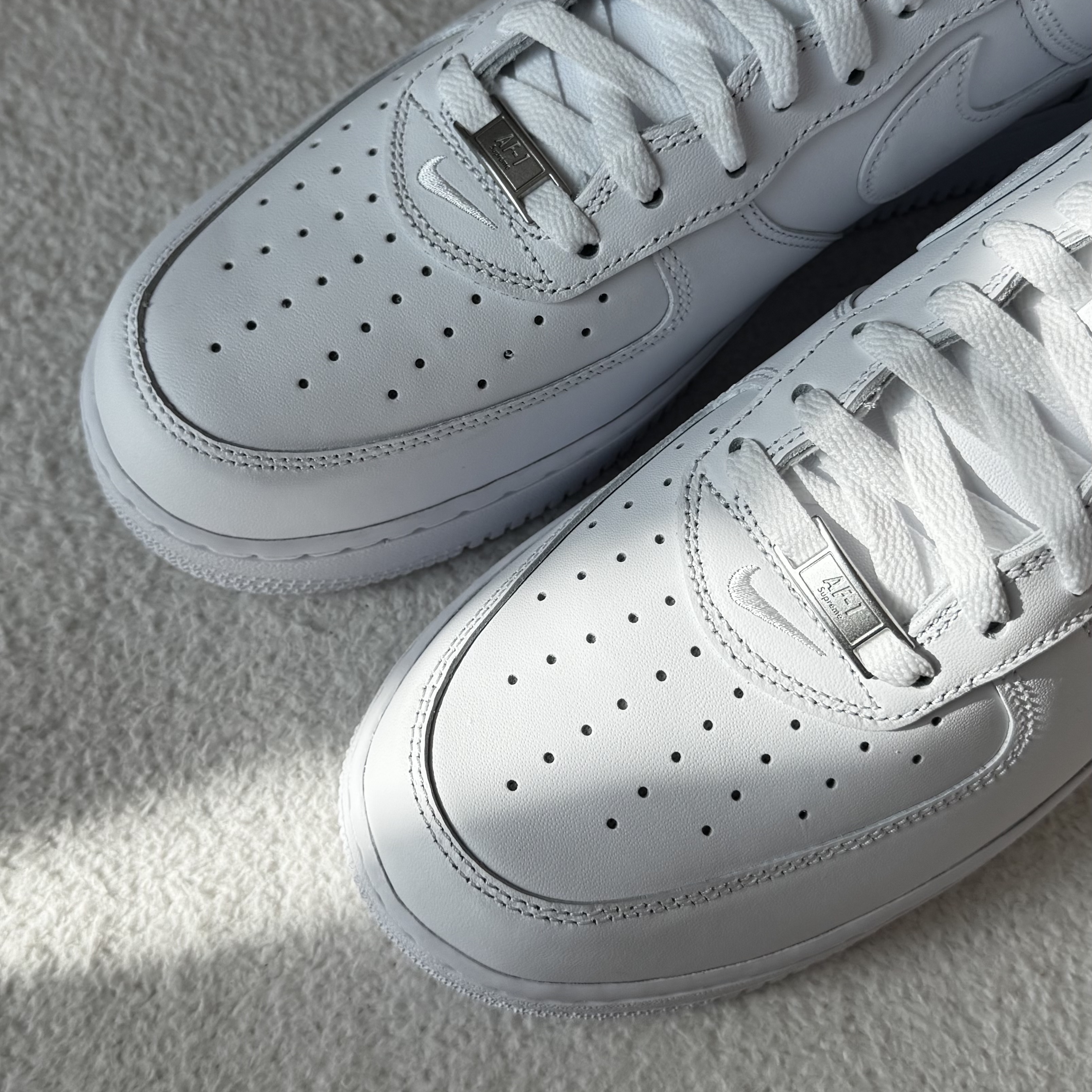 Nike x Supreme Air Force 1 Low White 착용 스타일