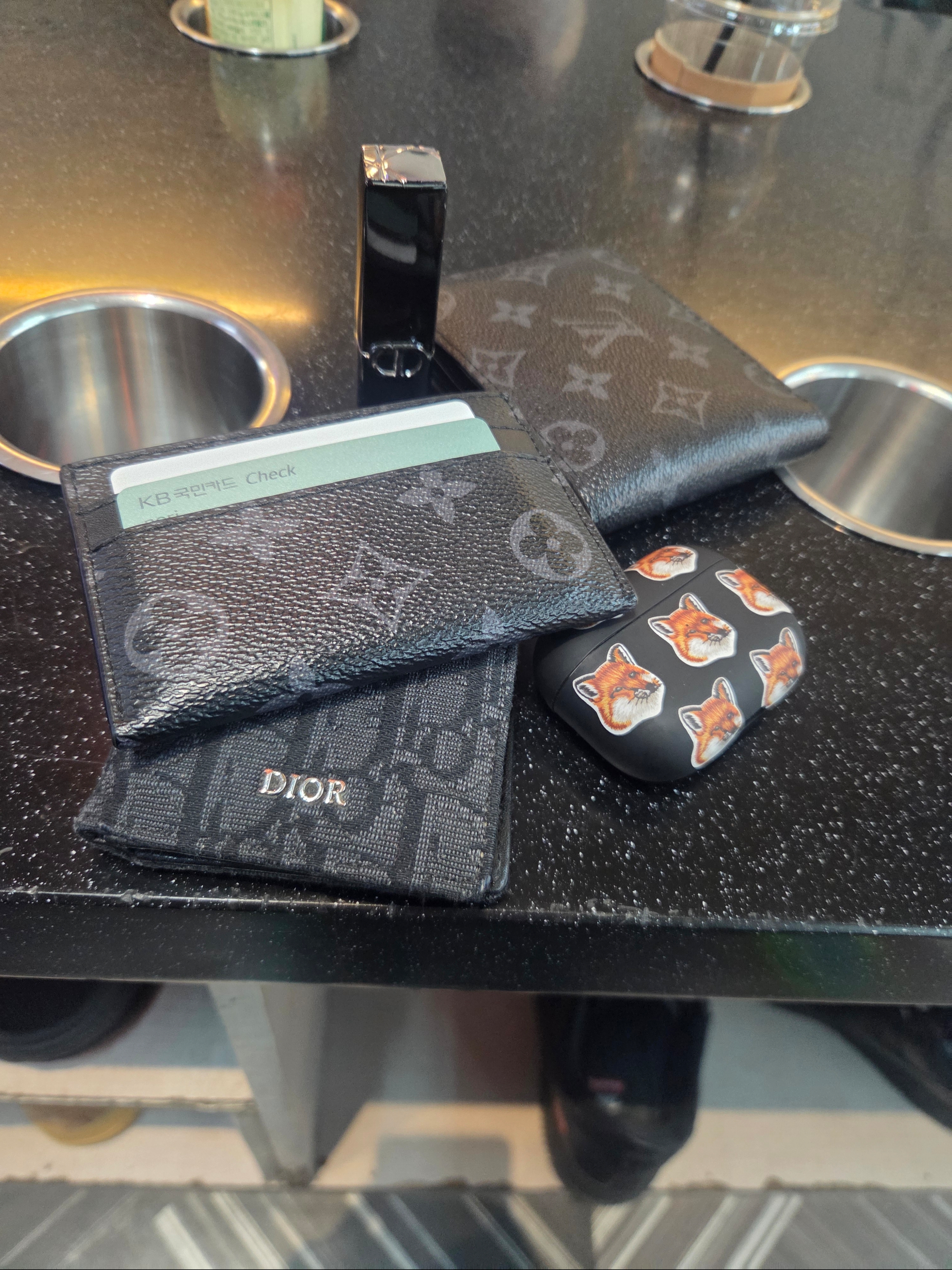 Dior Rouge Dior Balm 000 Dior Natural, Dior Bi-Fold Card Holder Black Dior Oblique Jacquard 착용 스타일 - 1