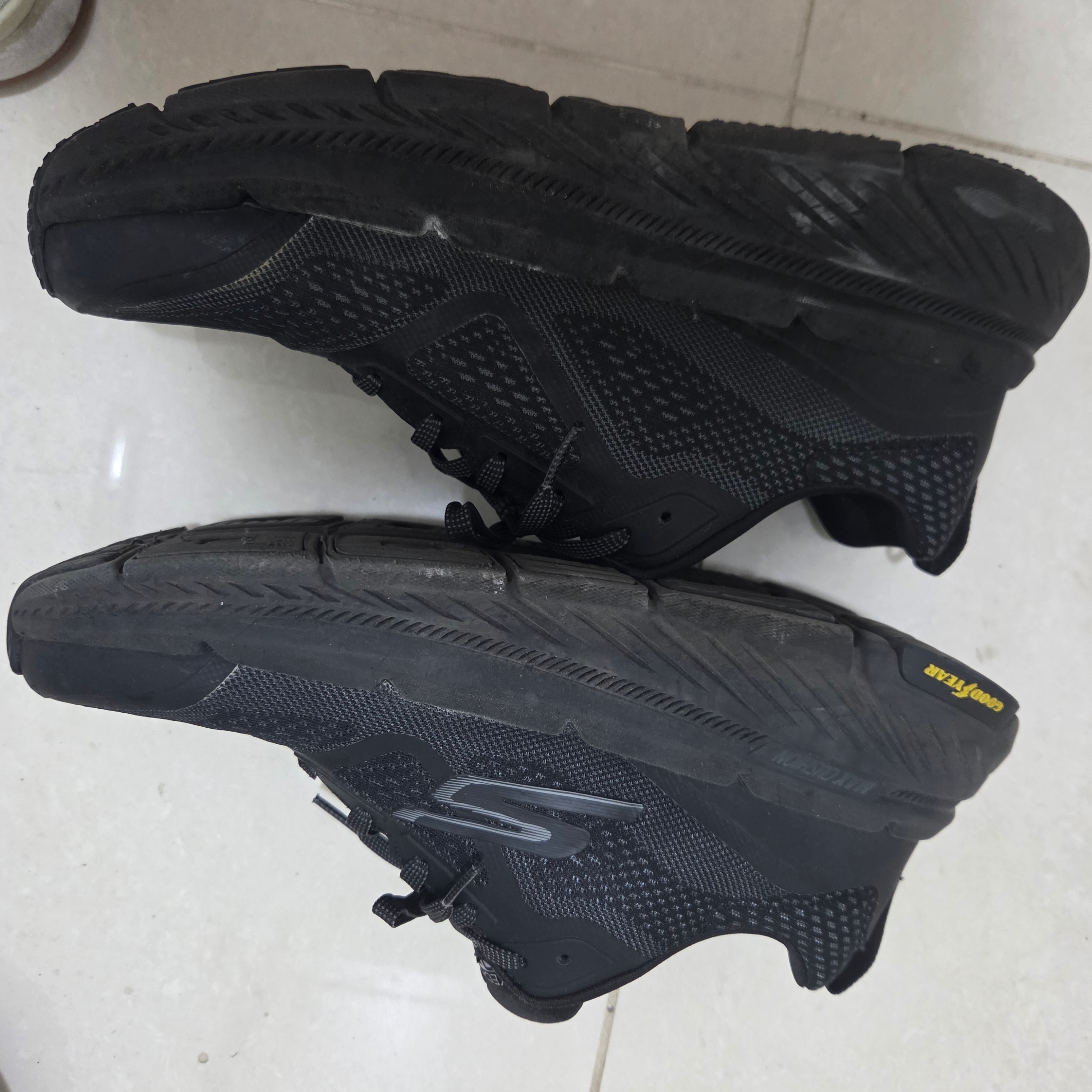 Skechers Max Cushioning Premier 2.0 Black Charcoal 착용 스타일