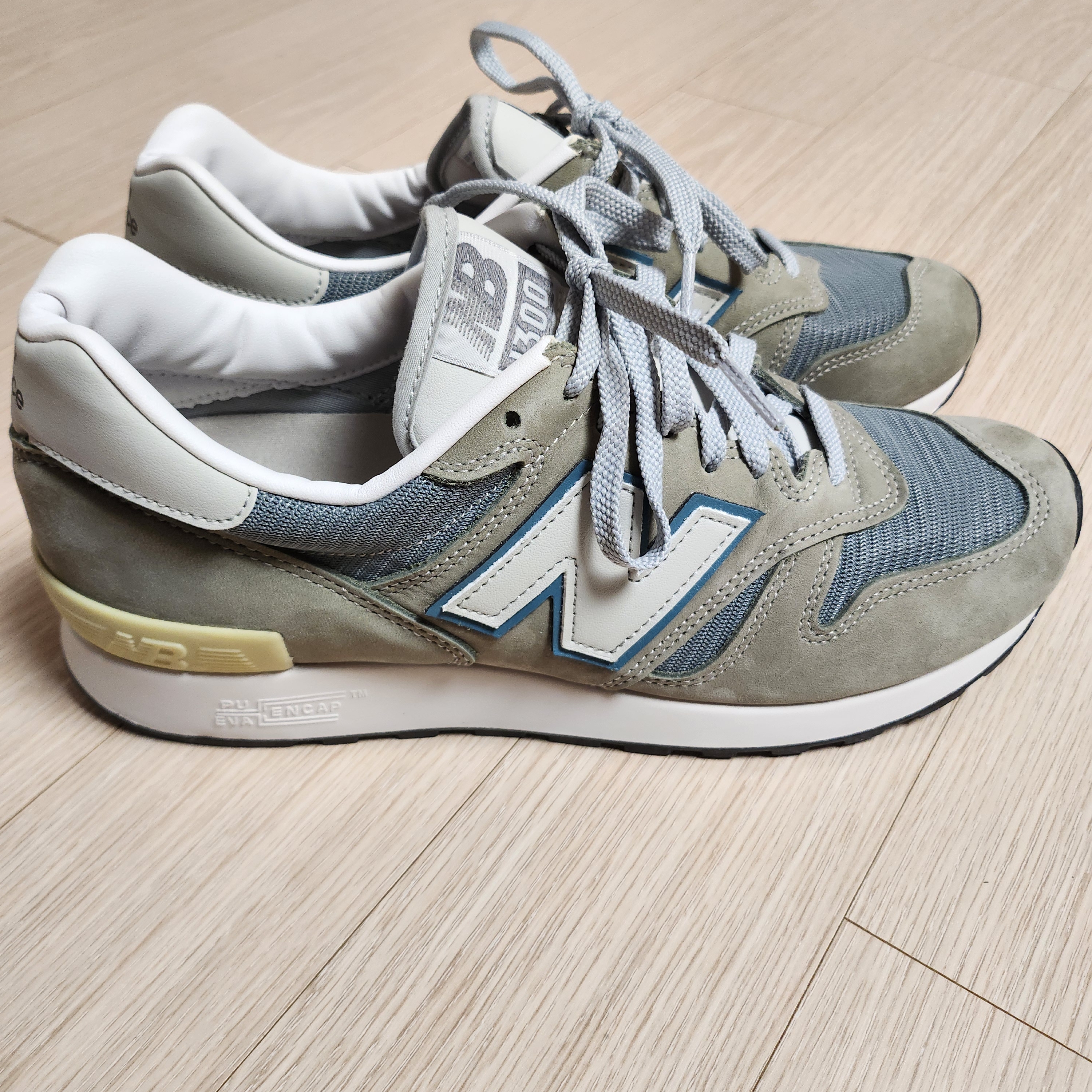 New Balance 1300 Made in USA Mirage Grey Monument 착용 스타일 - 2