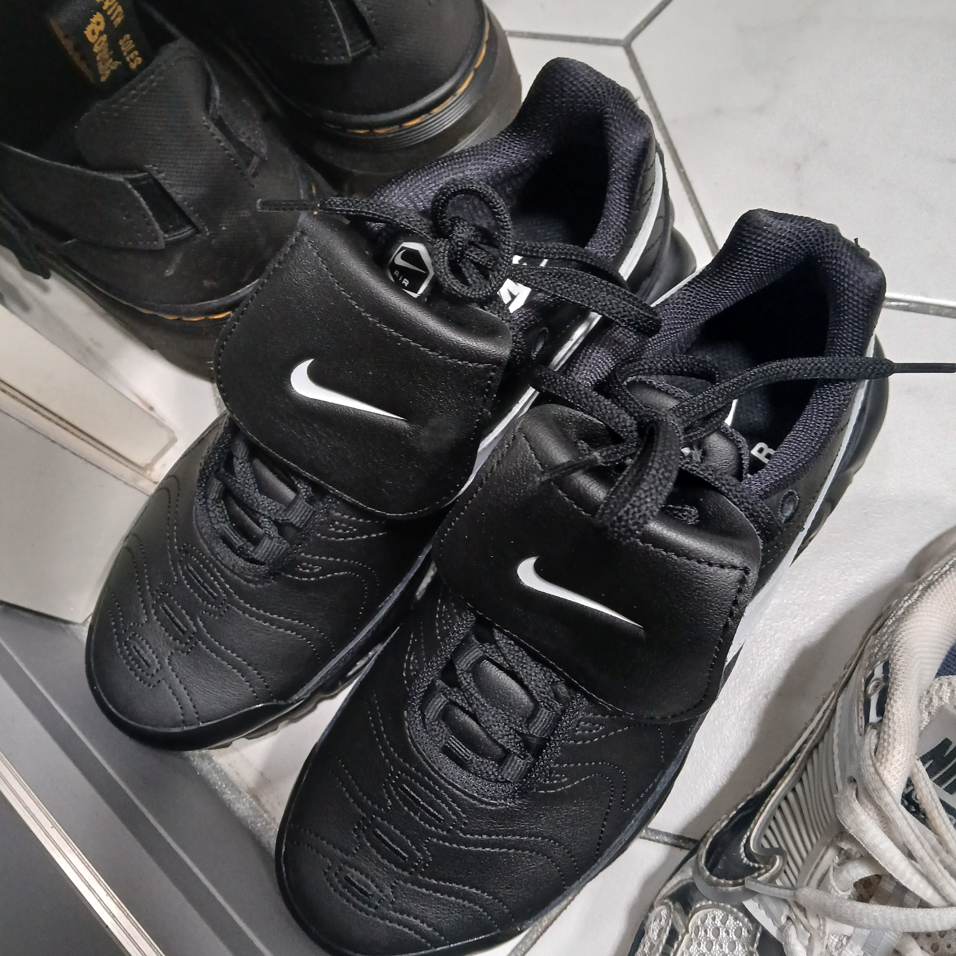 (W) Nike Air Max Plus TNPO Black 착용 스타일 - 1