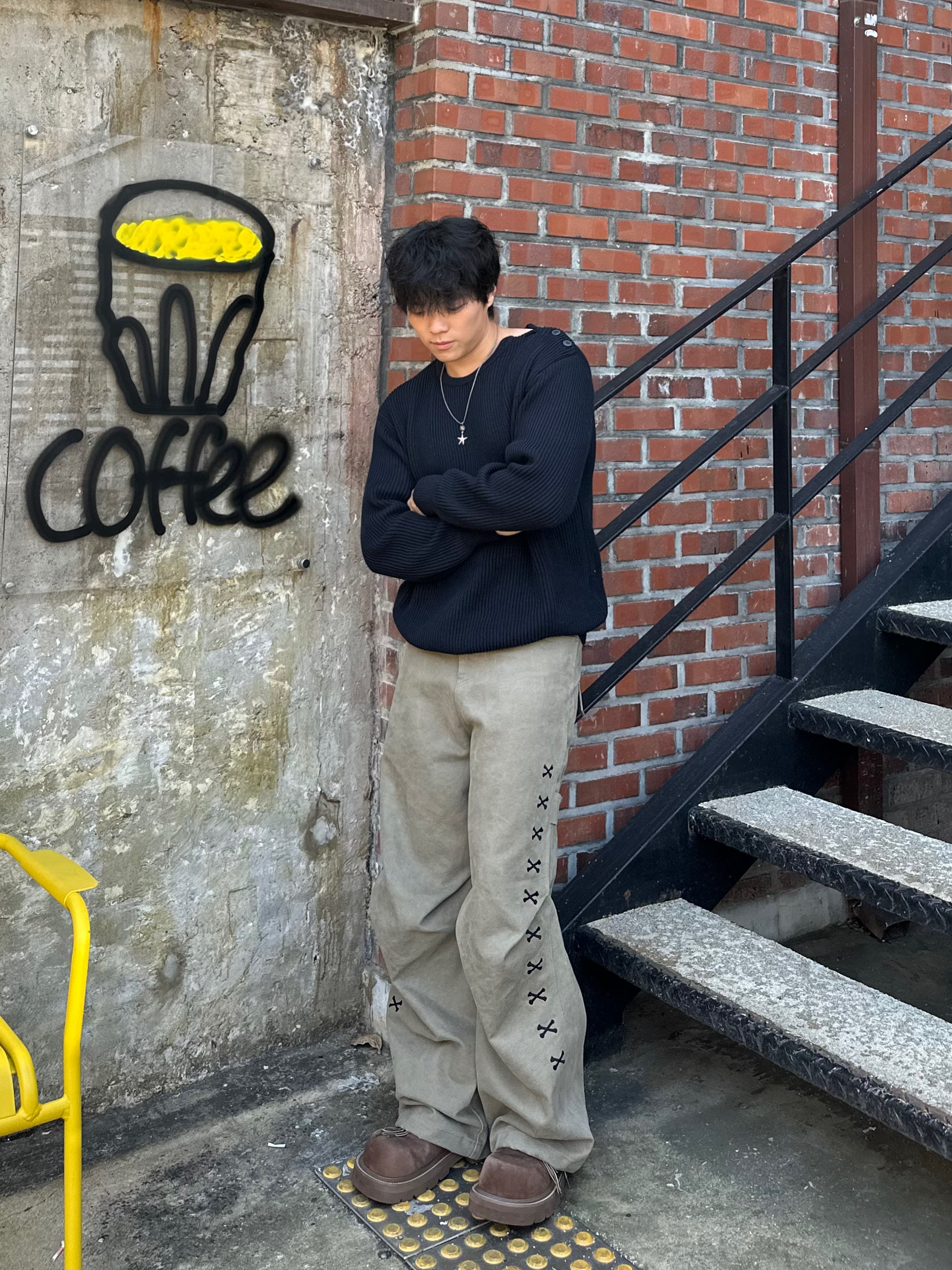 [KREAM 단독] Kamien X Aoiro 247 Work Pants, SOULESURES BOLD BELUGA Espresso Brown 착용 스타일 - 2