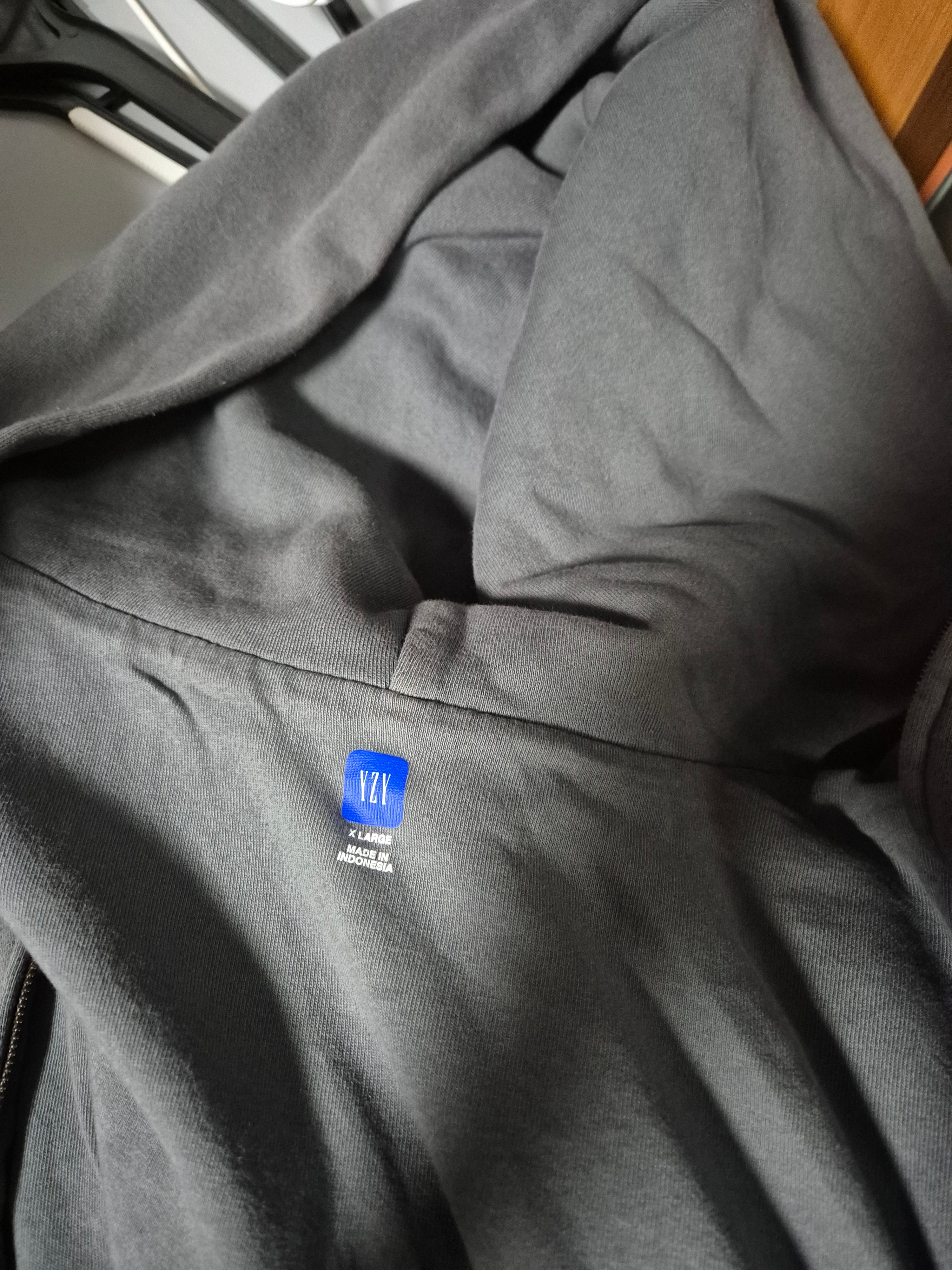 Yeezy YZY Zip-Up Hoodie Dark Grey 착용 스타일