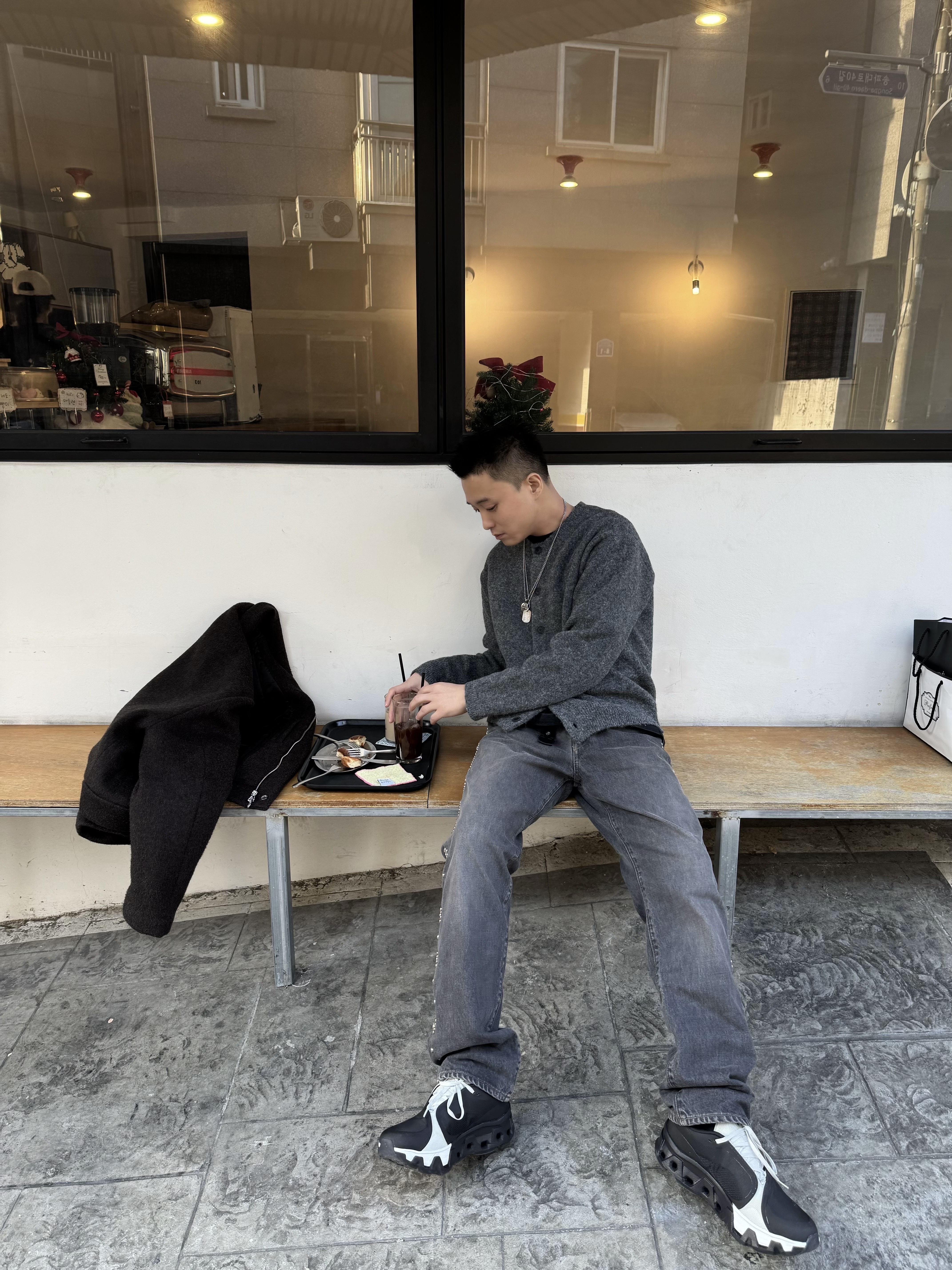 On Running x Post Archive Faction (Paf) Cloudmonster Hyper Black, Kapital 14 oz. Denim 5P Monkey Cisco Gemstone Pants Black 착용 스타일 - 3